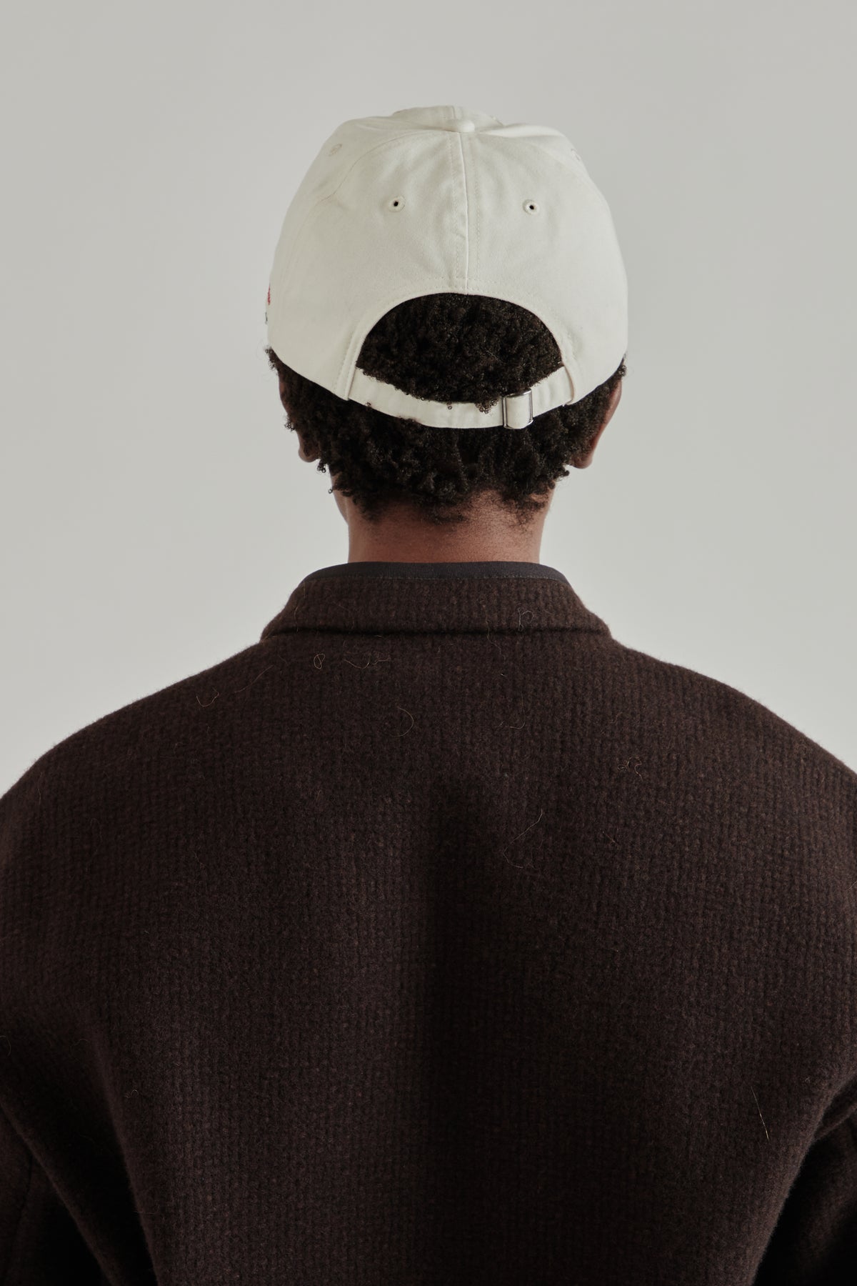 A Kind Of Guise FW26 Sombra Souvenir Cap Ecru Coral0176