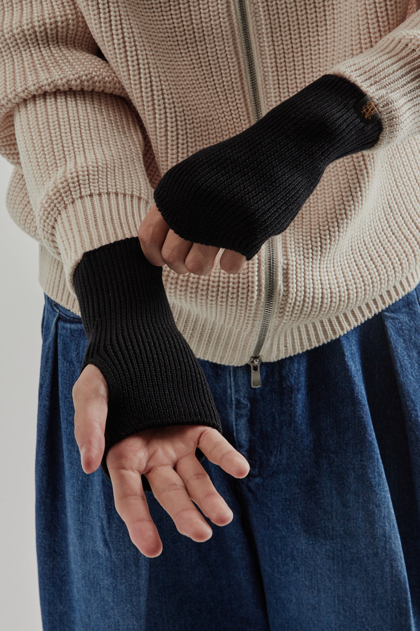 Batoner FW25 Solid Wool Hand Warmer Black 2