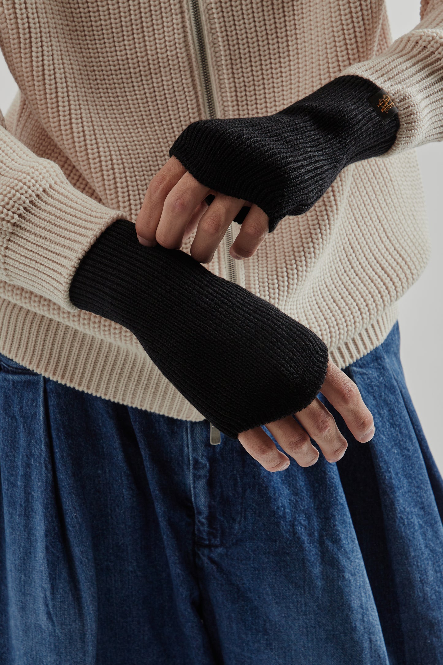 Batoner FW25 Solid Wool Hand Warmer Black 3