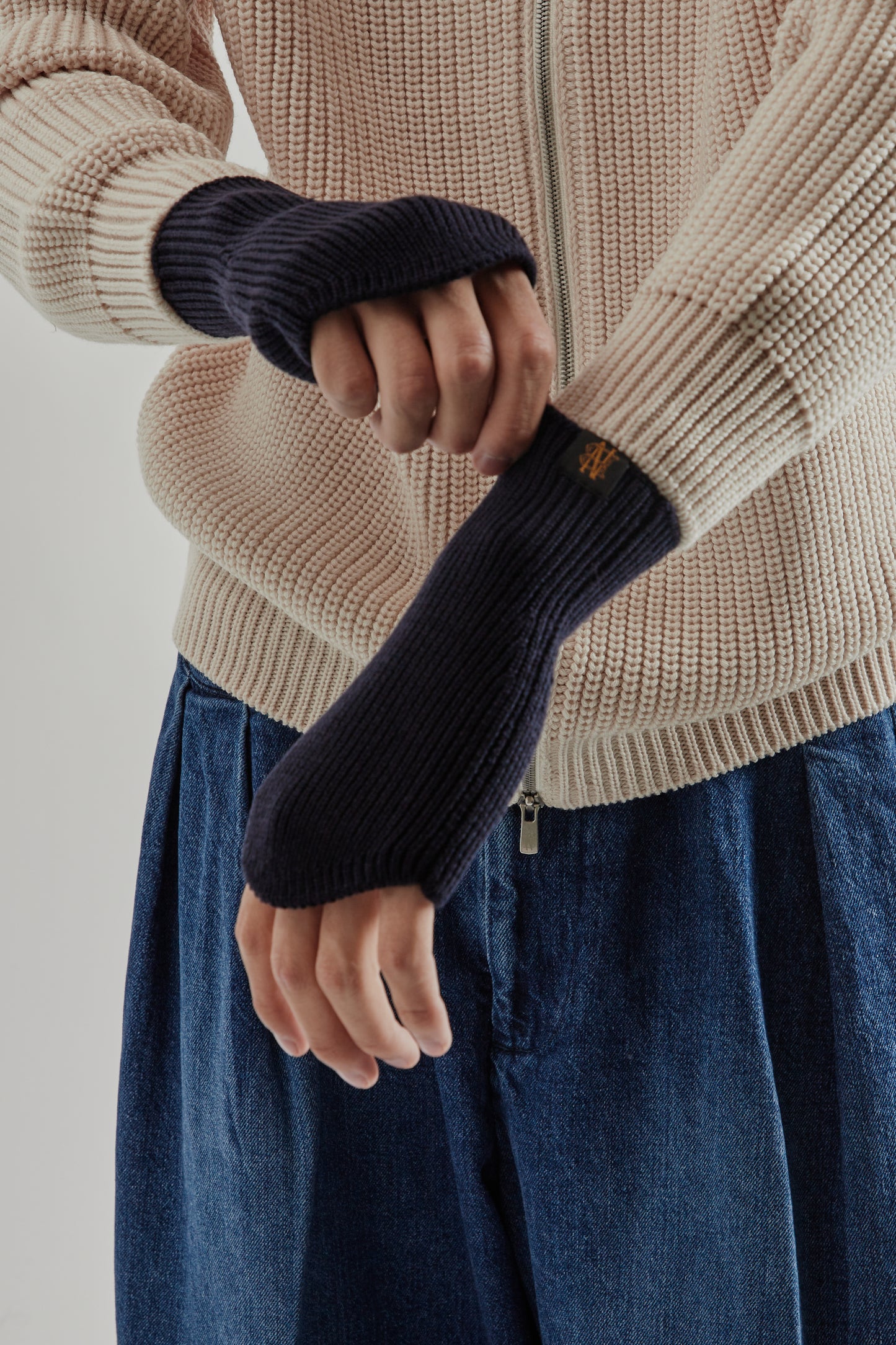 Batoner FW25 Solid Wool Hand Warmer Navy 1