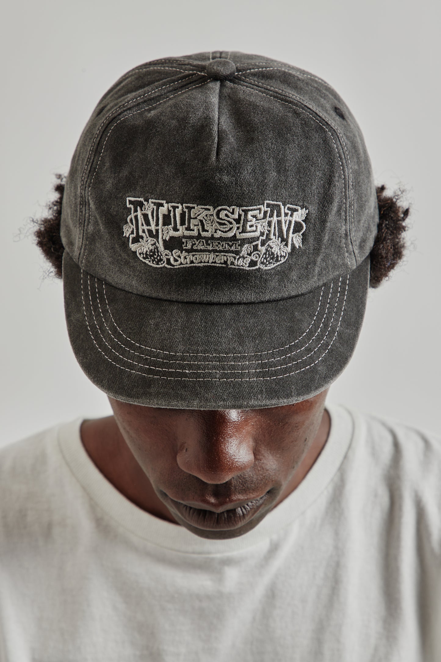 Estudio Niksen FW25 Niksen Strawberry Farm Cap Charcoal 4