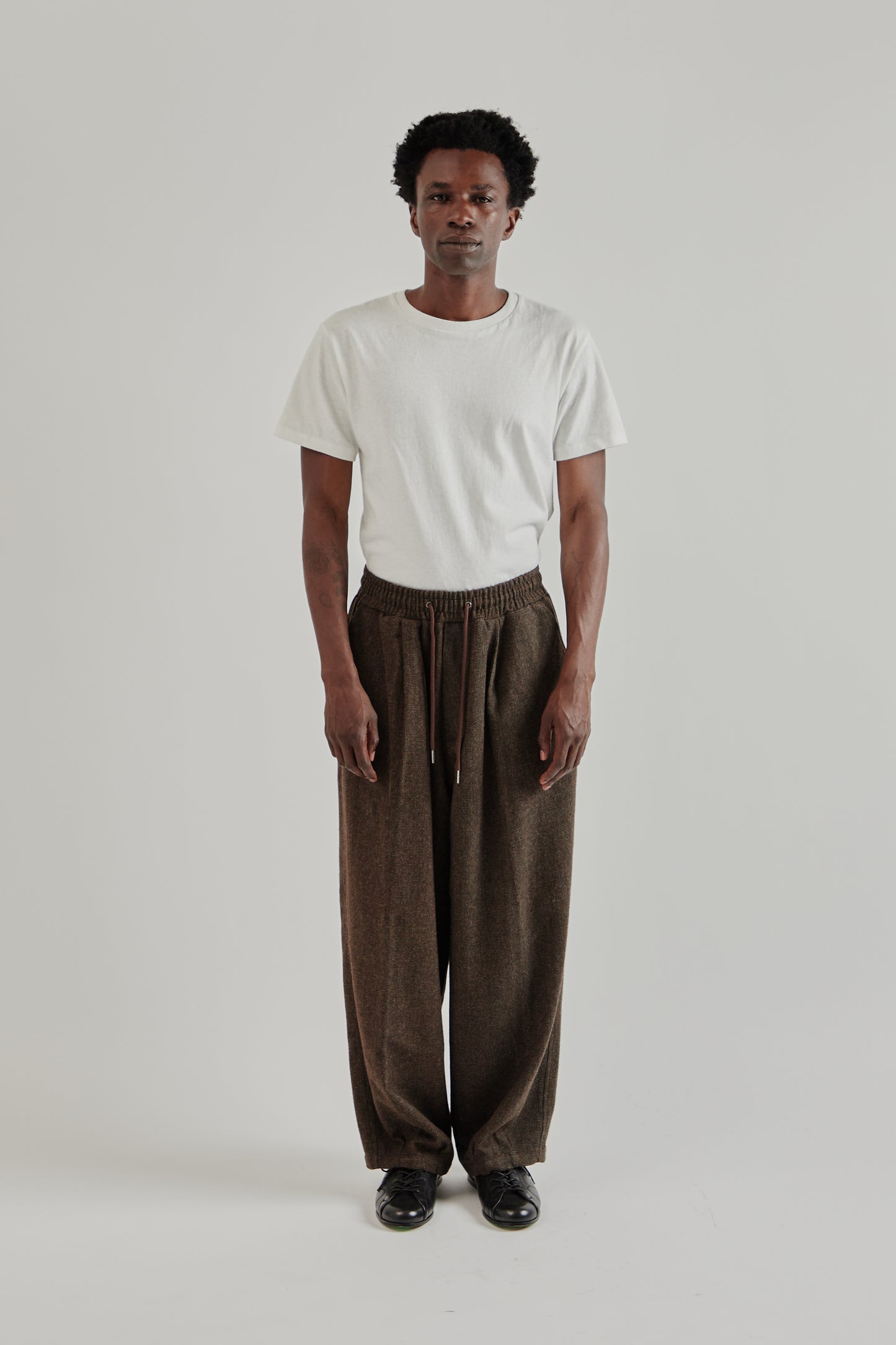 Estudio Niksen FW25 Pintuck Balloon Trousers Brown1