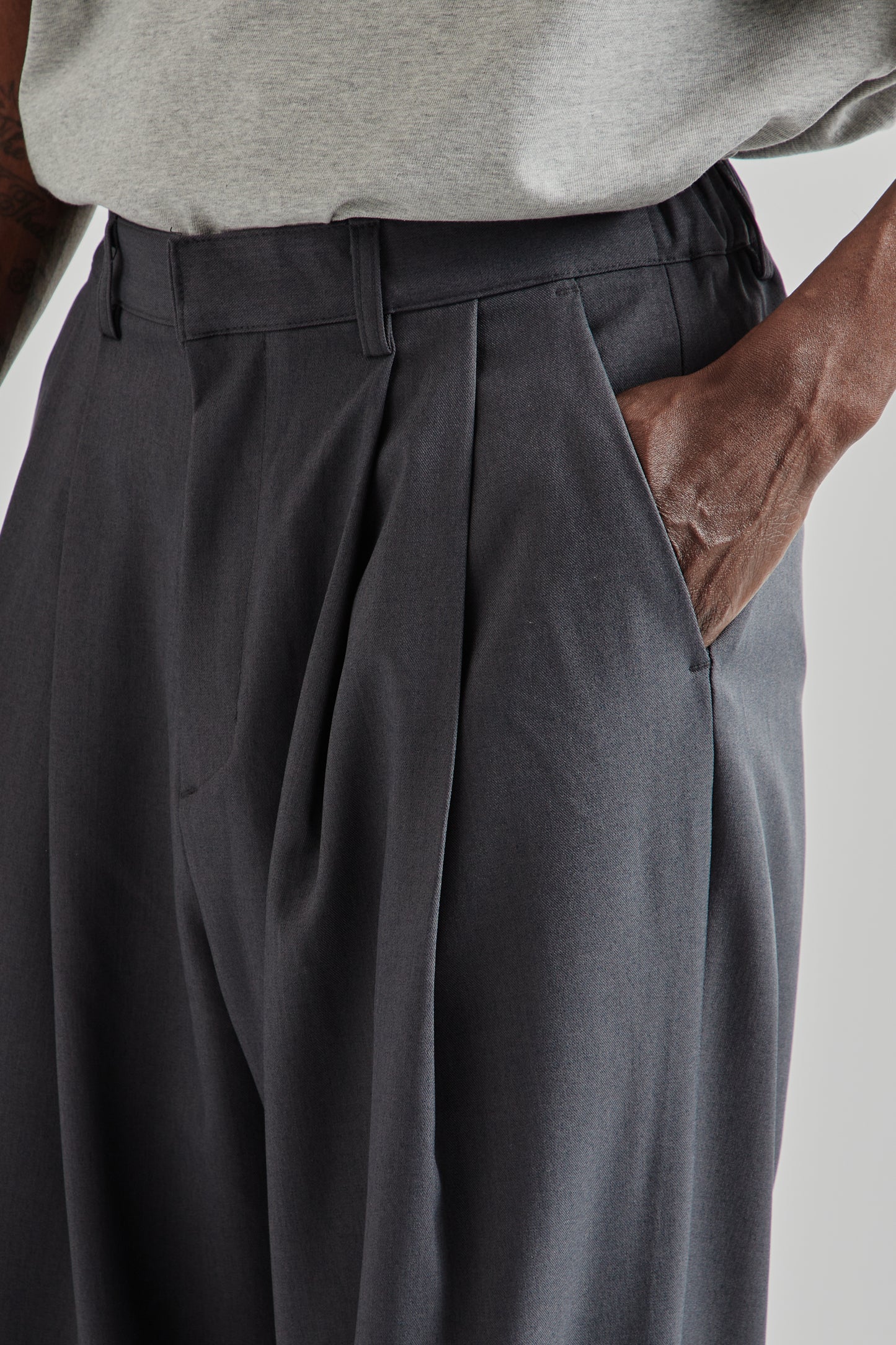 Estudio Niksen SS25 Pintuck Maxi Trousers Grey 7