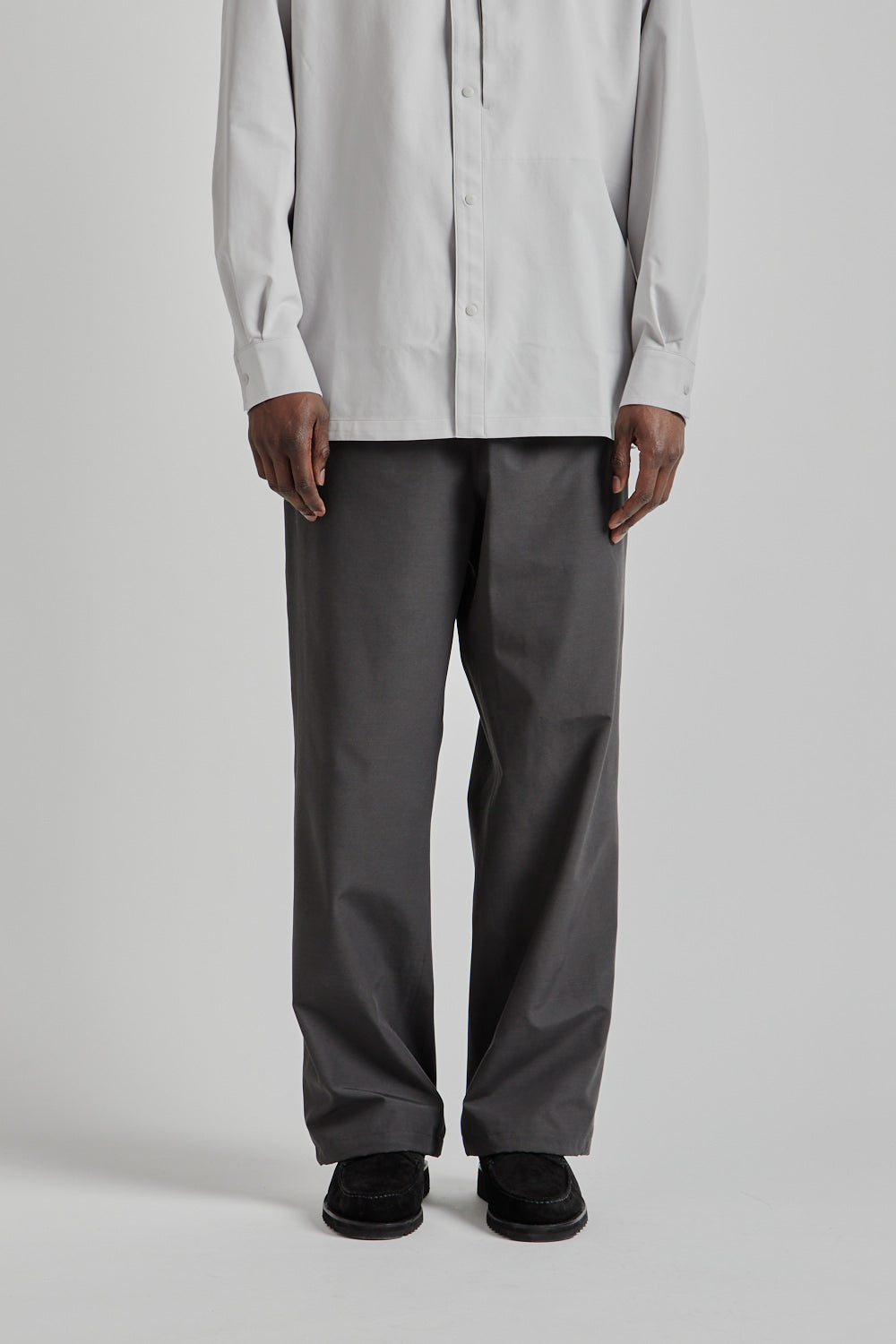 Goldwin SS25 Hyoerdense Taffeta U S Pants Deep Charcoal 010