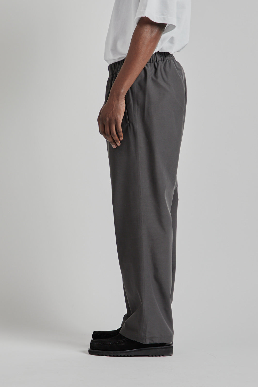 Goldwin SS25 Hyoerdense Taffeta U S Pants Deep Charcoal 02