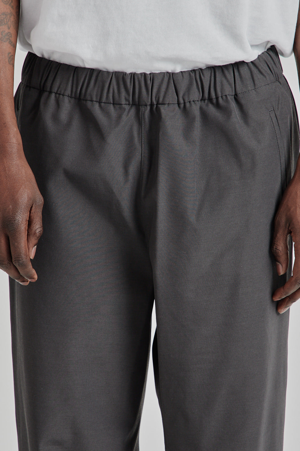 Goldwin SS25 Hyoerdense Taffeta U S Pants Deep Charcoal 05