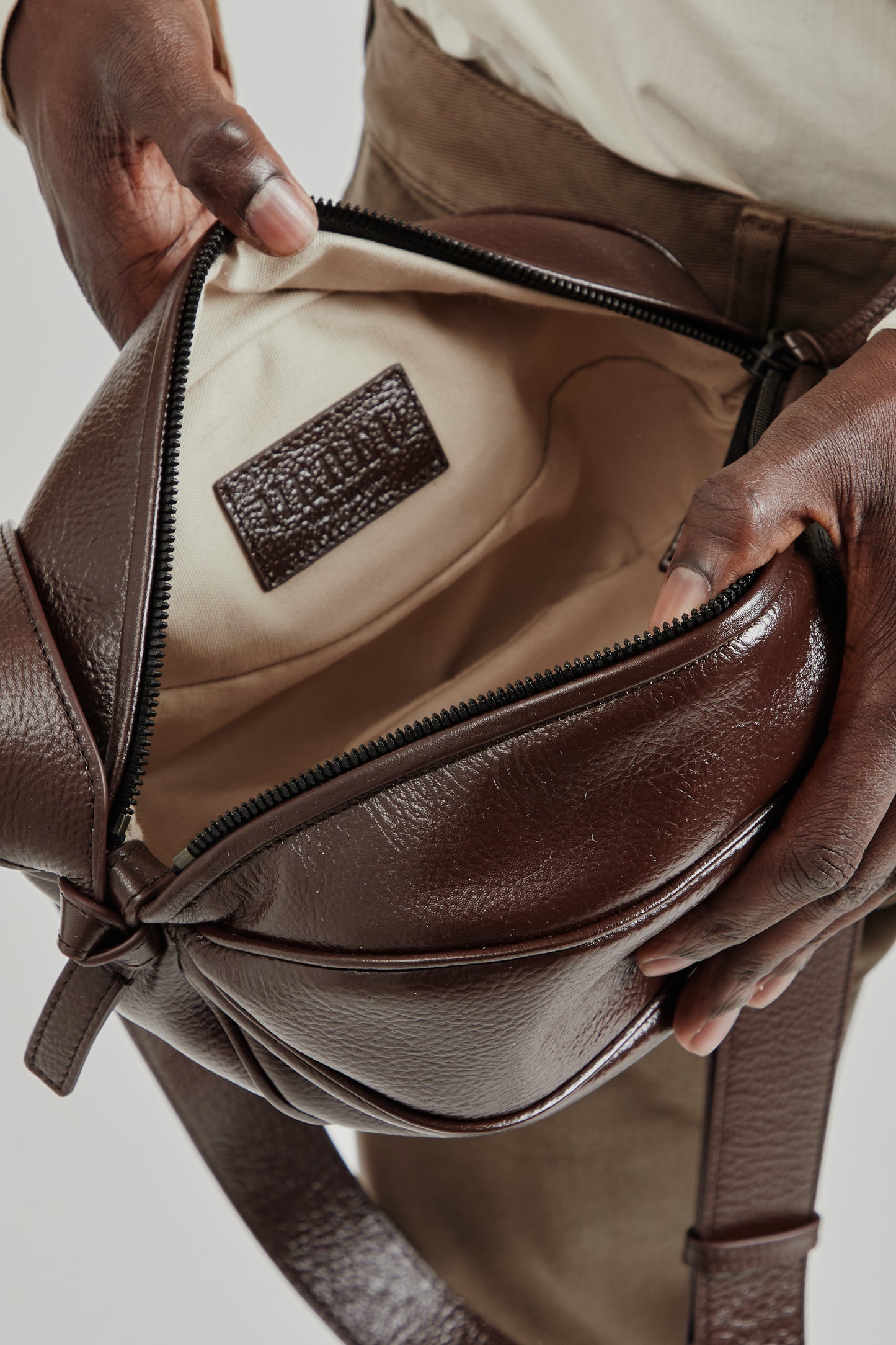 Hereu FW25 Boya L Distressed Bag Dark Brown 3
