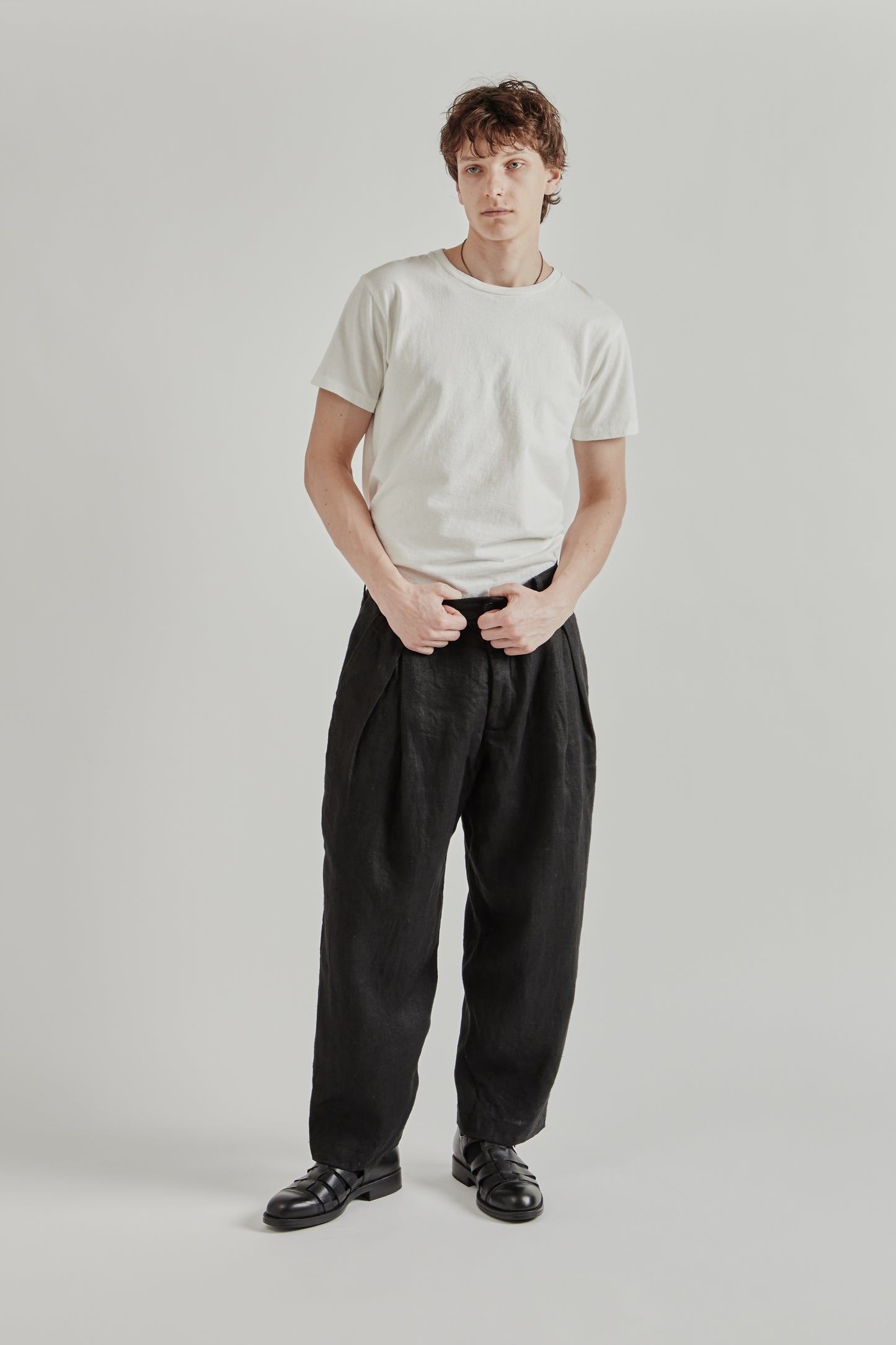 is-ness SS26 Linen Relax Tuck Pants Black 7