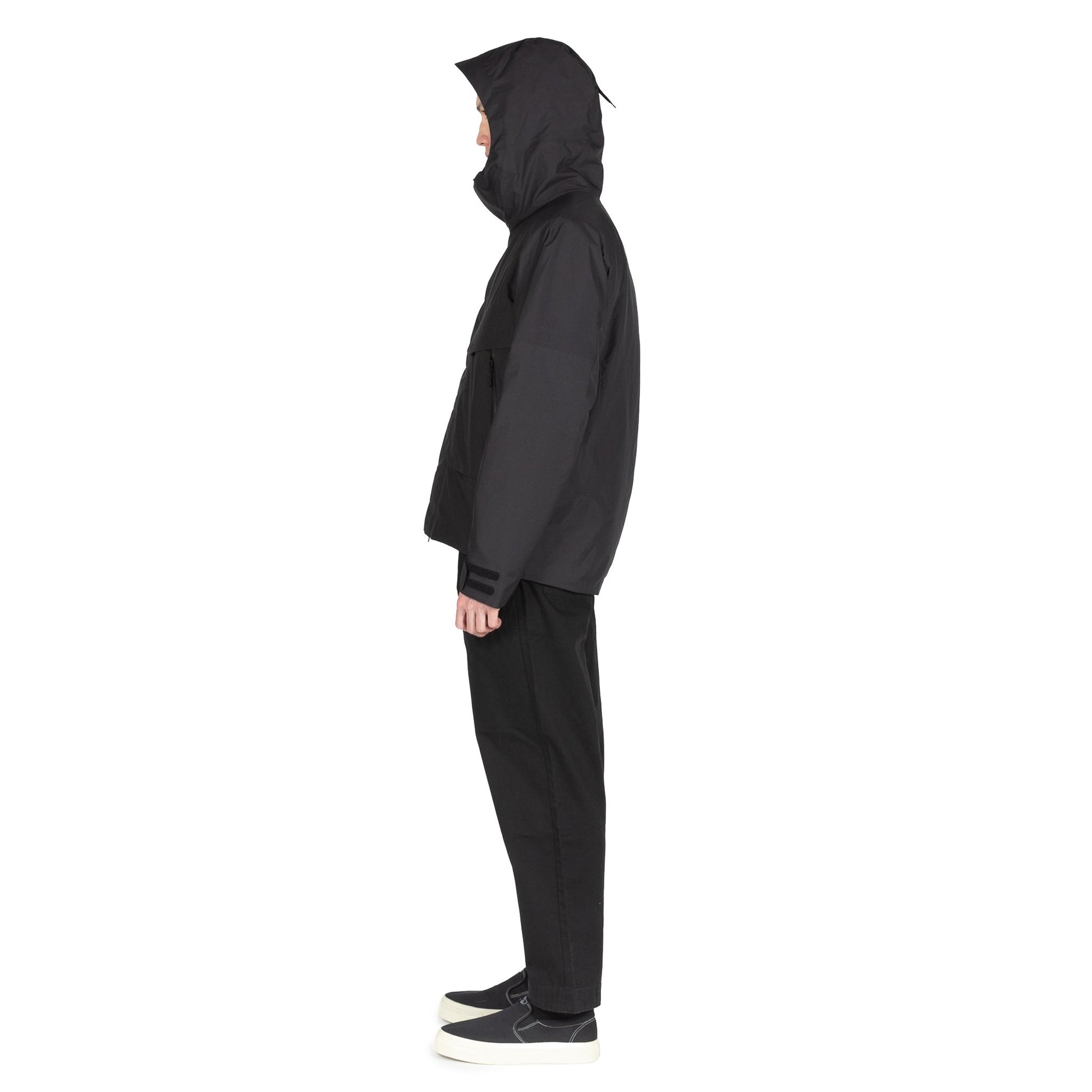 Goldwin Insulation Mountain Parka in Black hooded jacket sportswear all weather rain gear