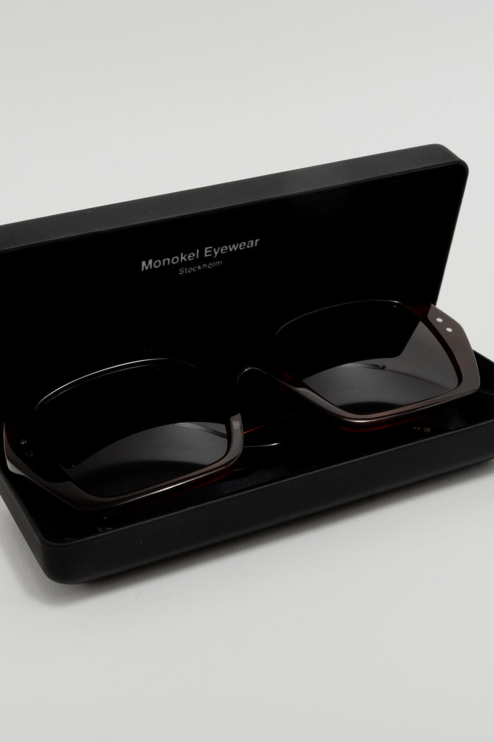 monokel-eyewear-kaia-amber-green-gradient-lens