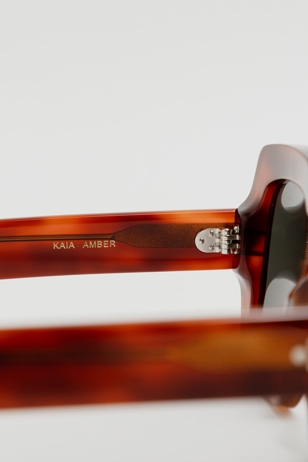 monokel-eyewear-kaia-amber-green-gradient-lens