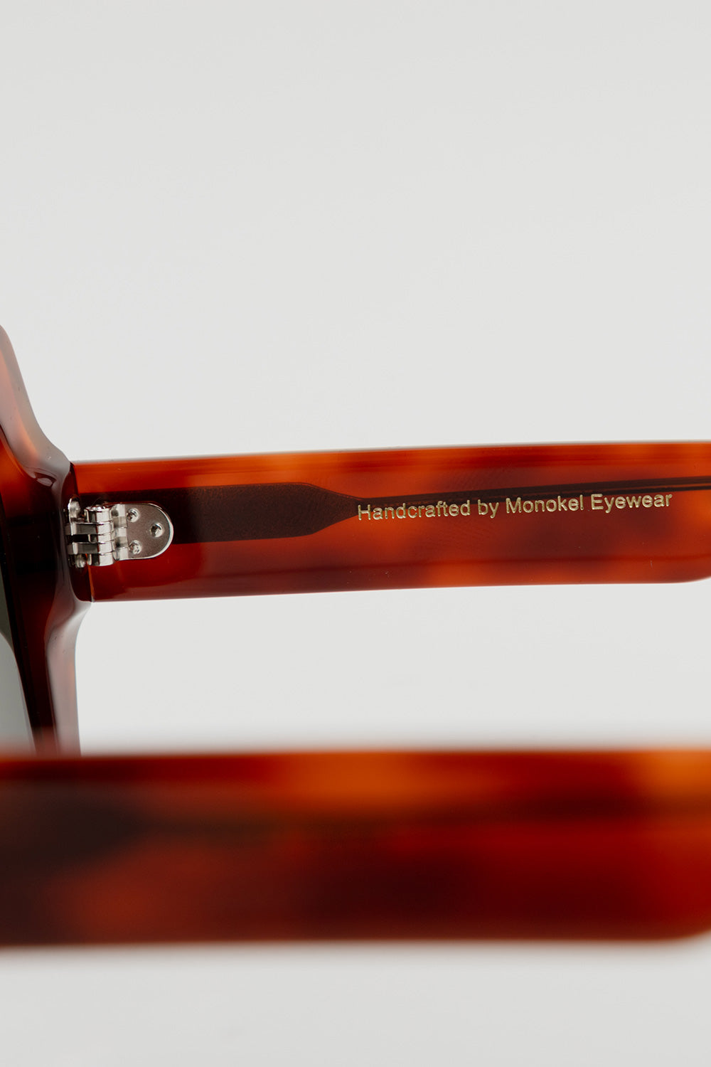 monokel-eyewear-kaia-amber-green-gradient-lens