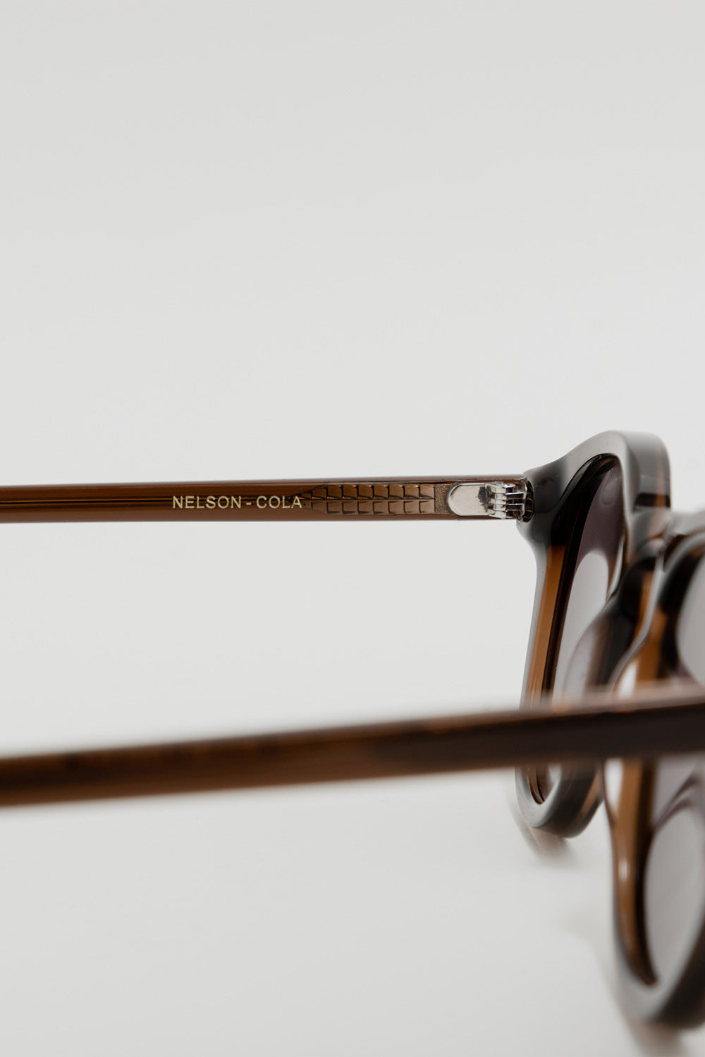 monokel-eyewear-nelson-cola-grey-gradient-lens