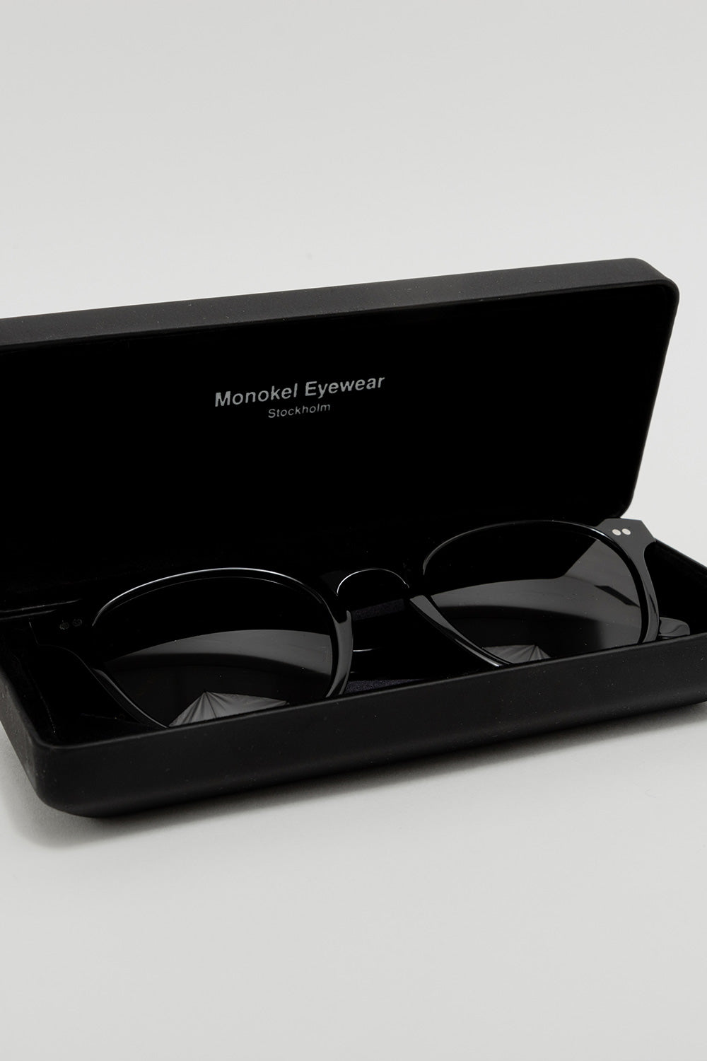 monokel-eyewear-river-black-green-gradient-lens