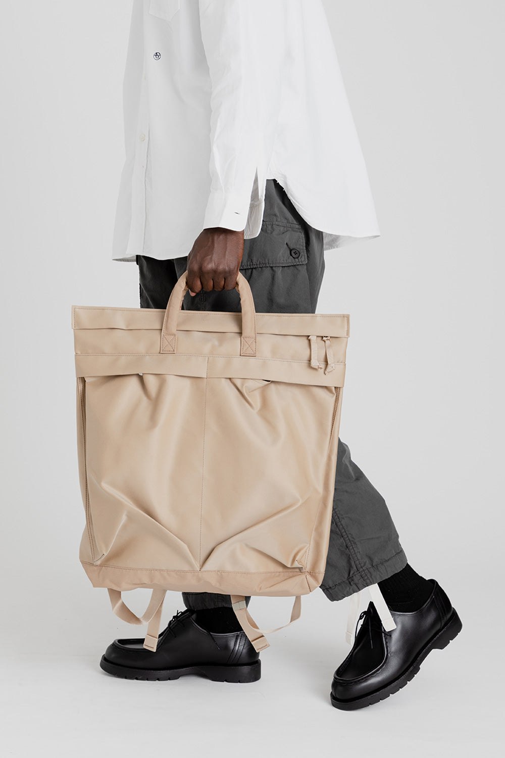 nanamica-water-repellent-shoulder-helmet-bag