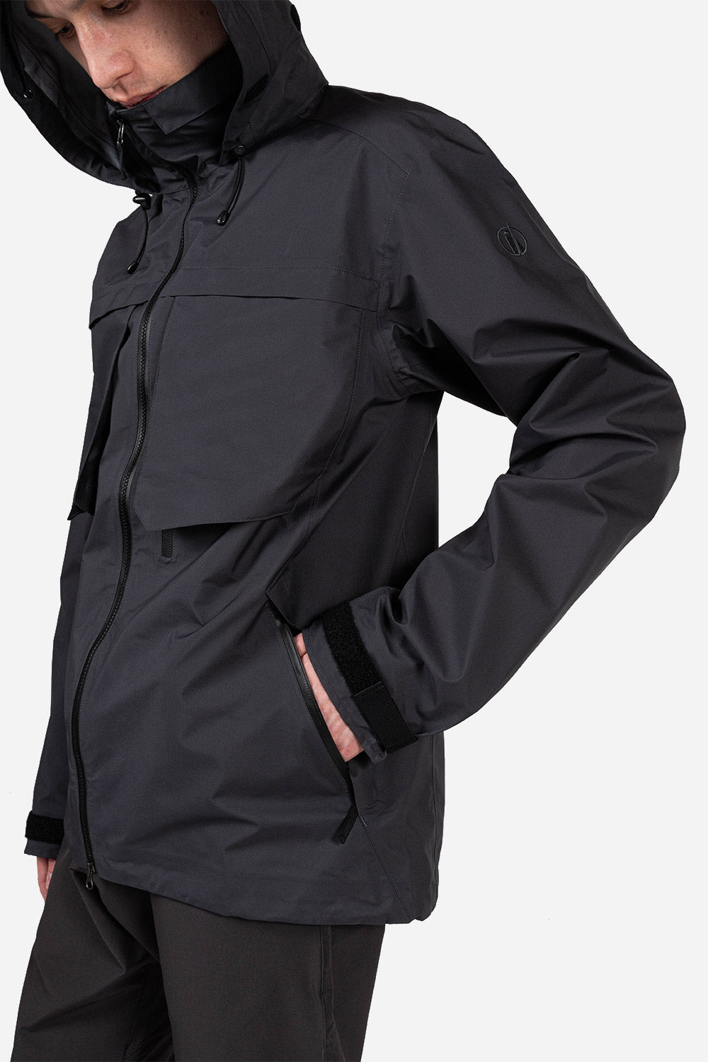 poutnik-by-tilak-caw-gtx-ebony-grey