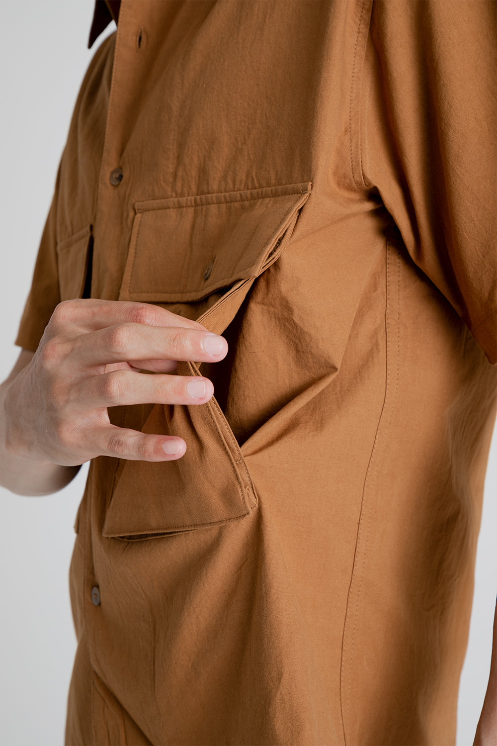 Uniform Bridge Two Pocket Linen Short Shirt in Sand