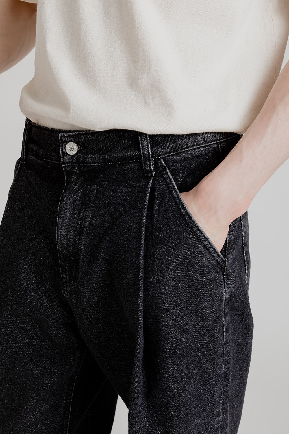 Uniform Bridge Wide One Tuck Denim Pants in Black Washed