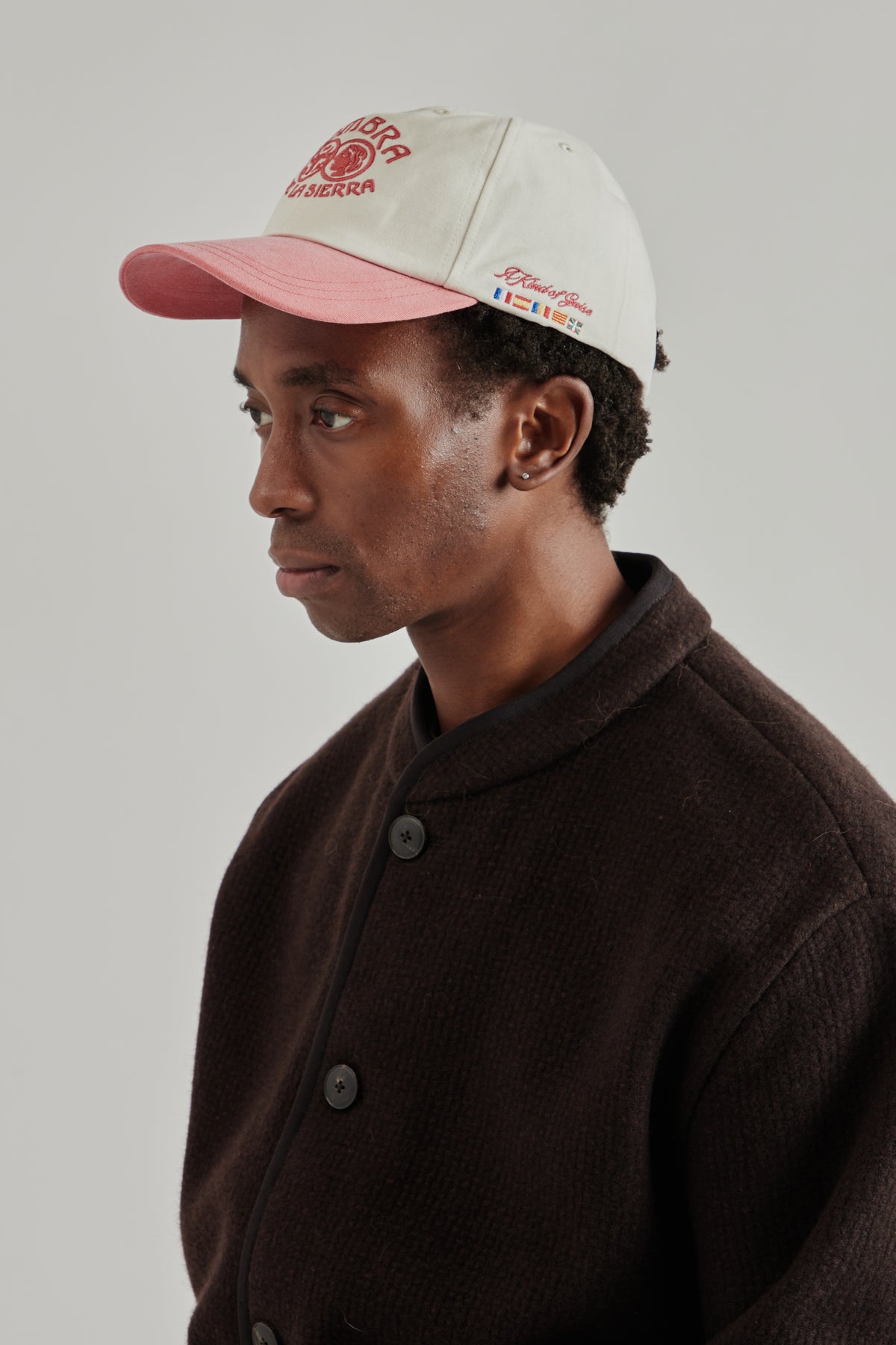 A Kind Of Guise FW26 Sombra Souvenir Cap Ecru Coral0172