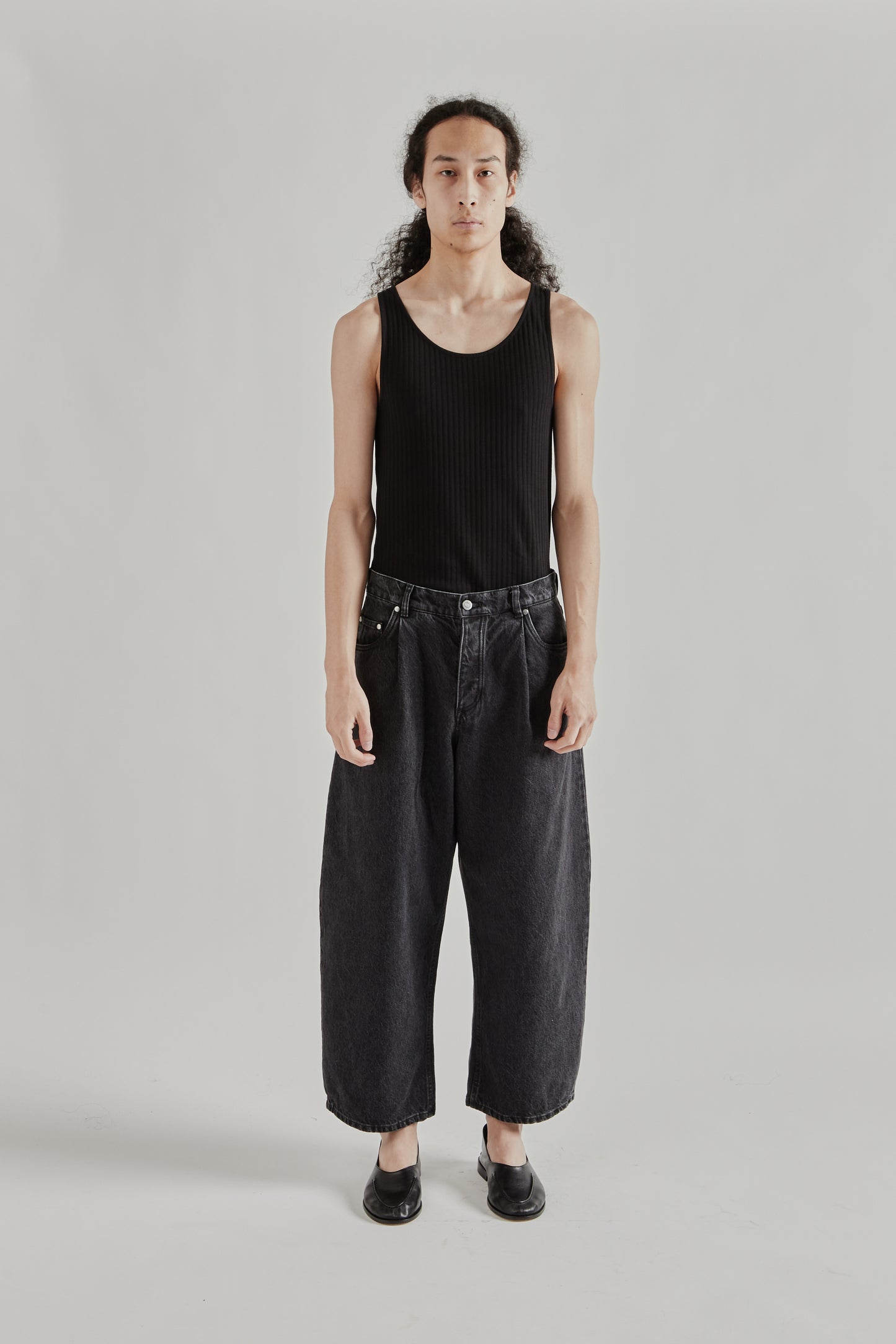 A Kind Of Guise SS26 Duma Pleated Denim Grey Denim0786
