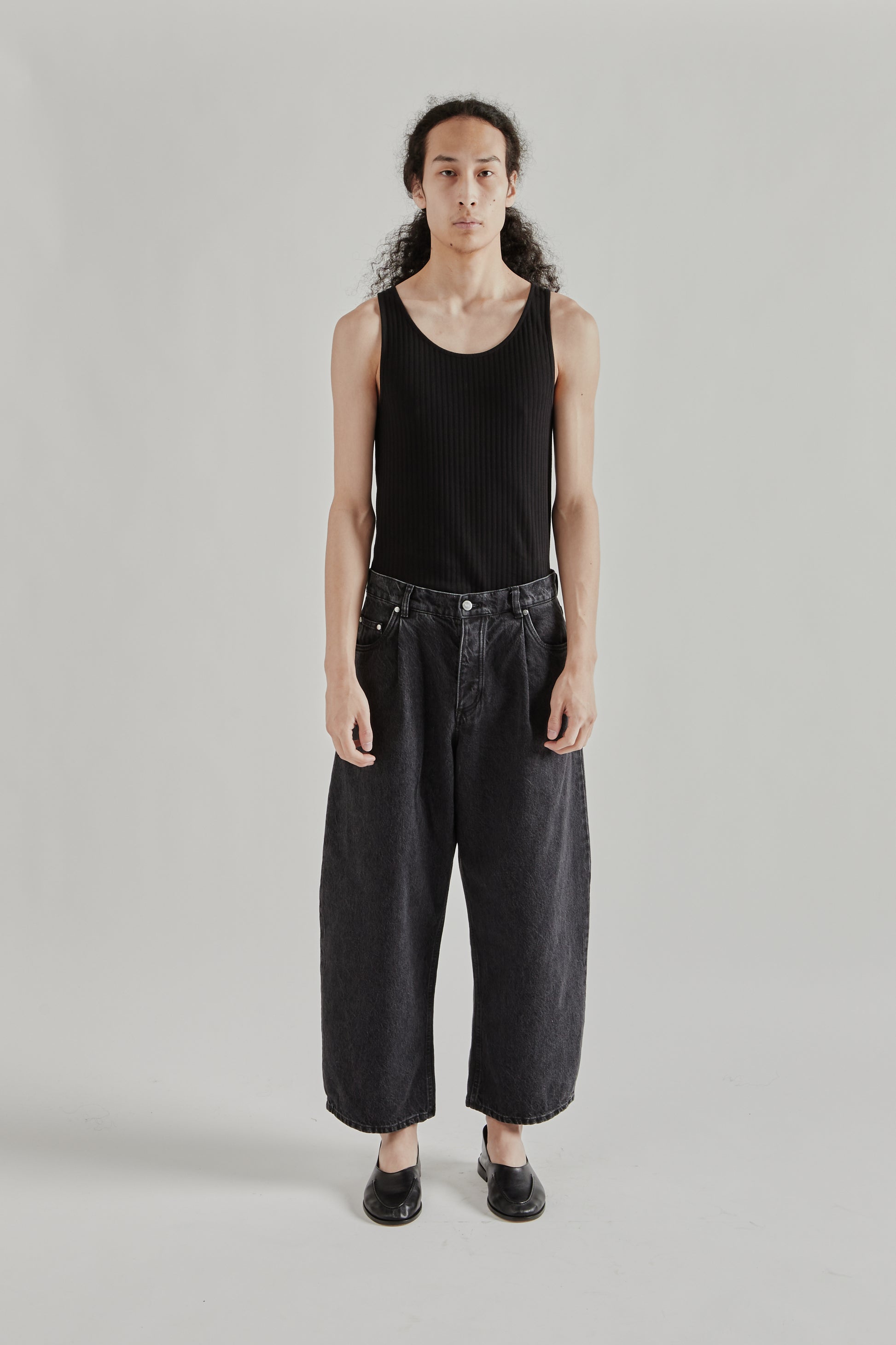 A Kind Of Guise SS26 Duma Pleated Denim Grey Denim0786