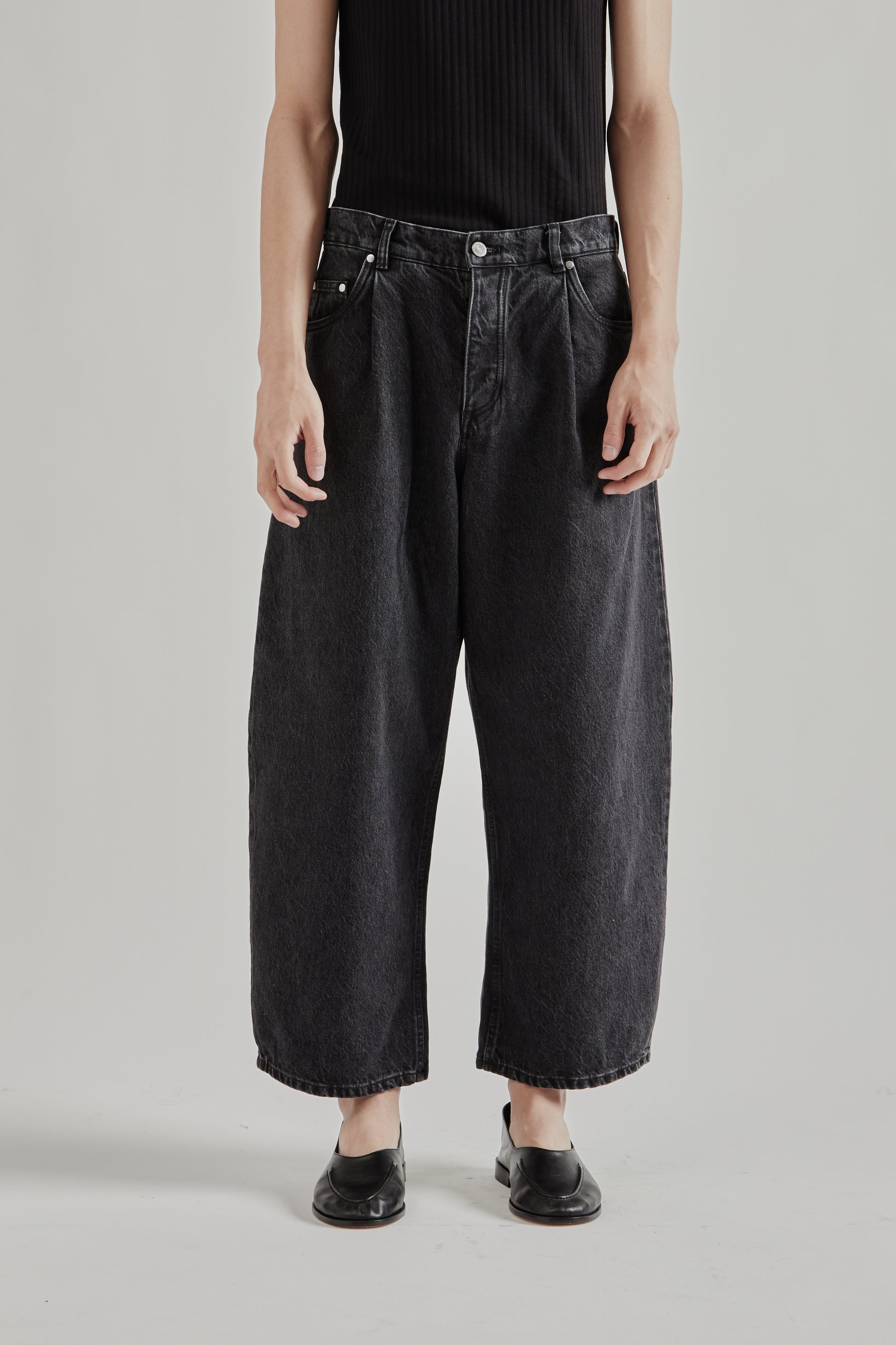 A Kind Of Guise SS26 Duma Pleated Denim Grey Denim0789