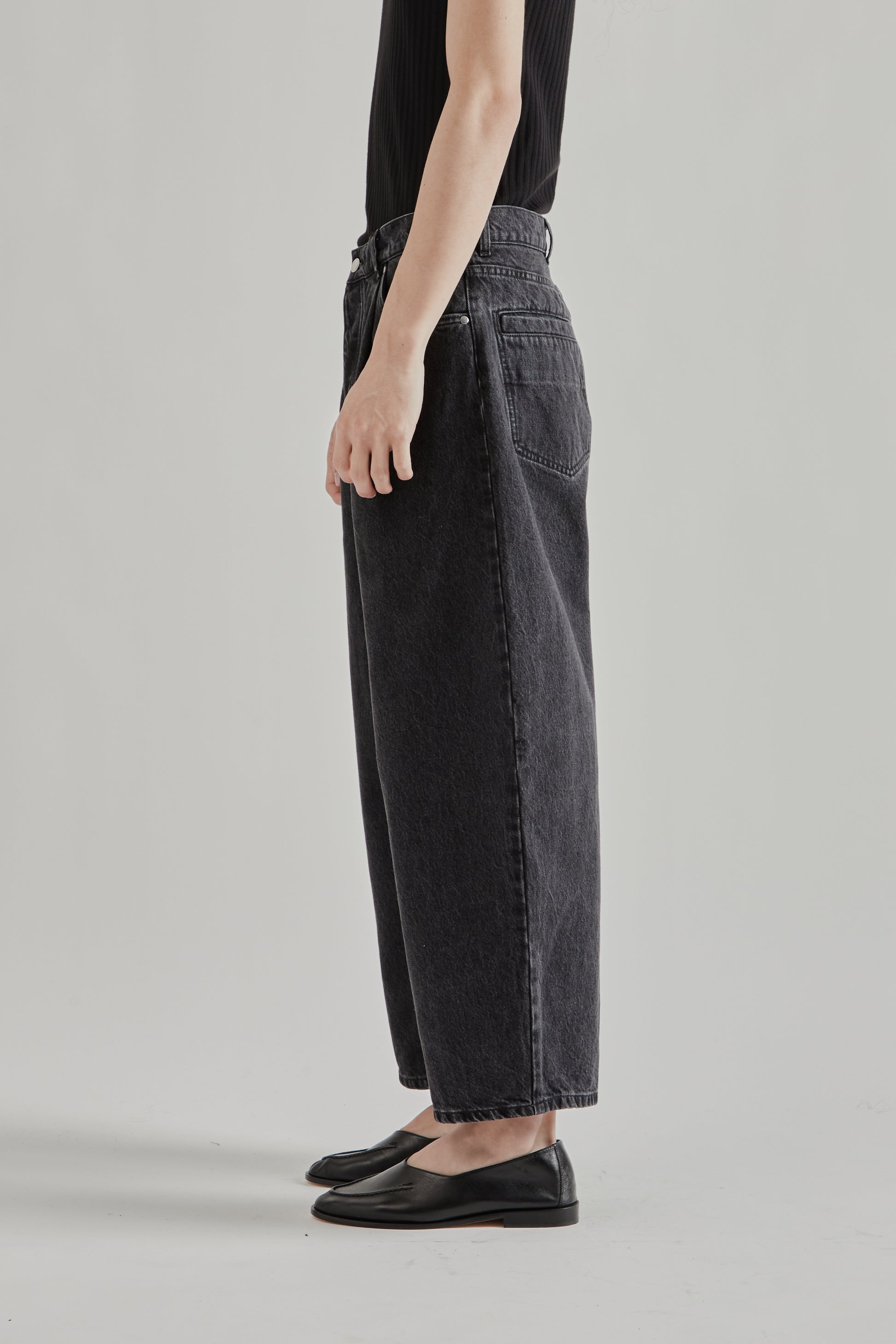 A Kind Of Guise SS26 Duma Pleated Denim Grey Denim0792