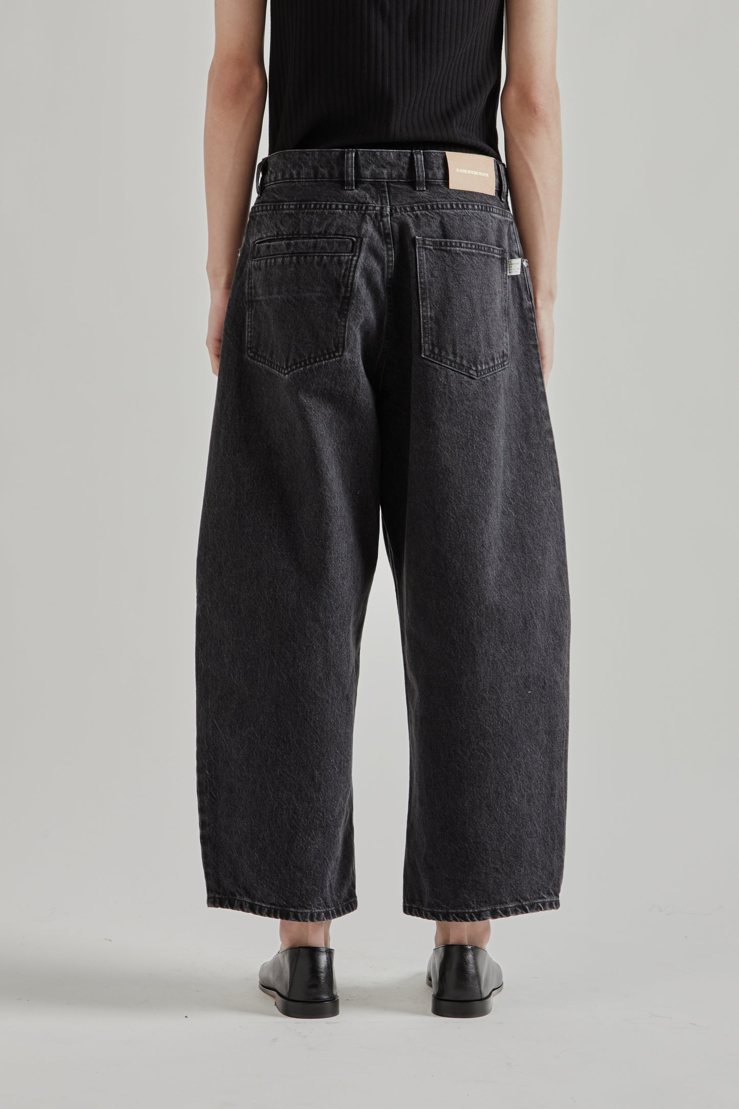 A Kind Of Guise SS26 Duma Pleated Denim Grey Denim0796
