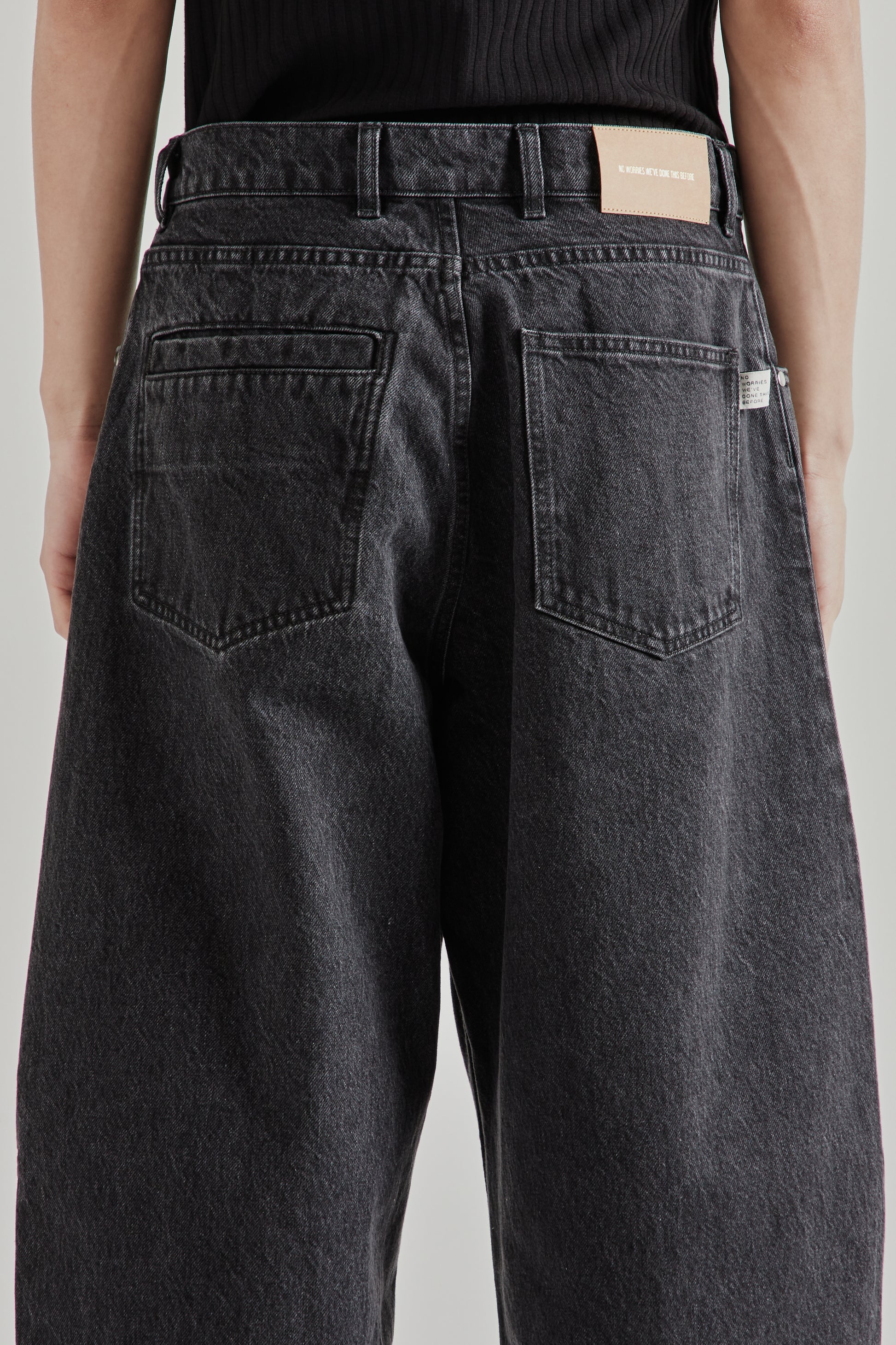 A Kind Of Guise SS26 Duma Pleated Denim Grey Denim0798