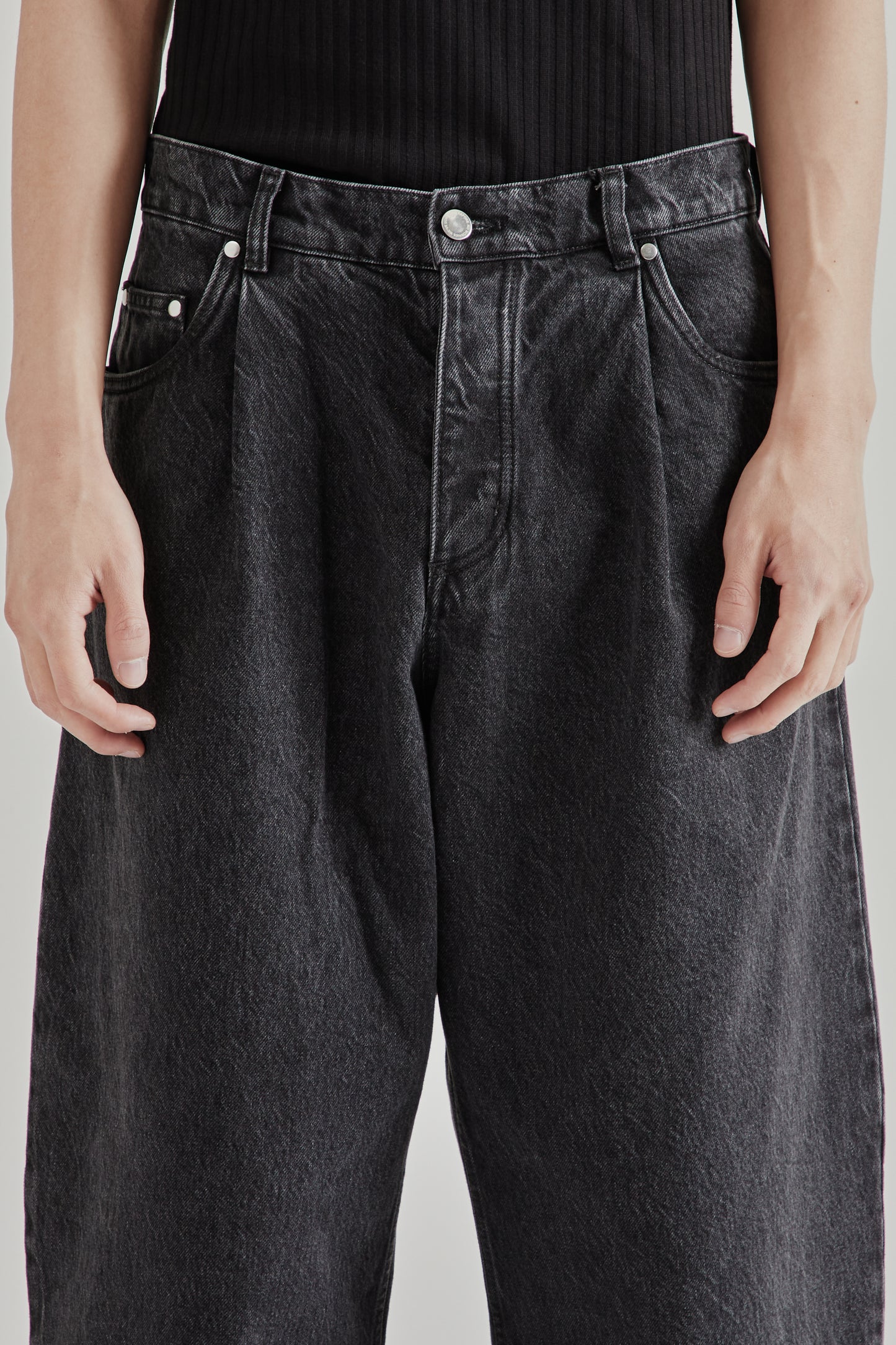 A Kind Of Guise SS26 Duma Pleated Denim Grey Denim0799