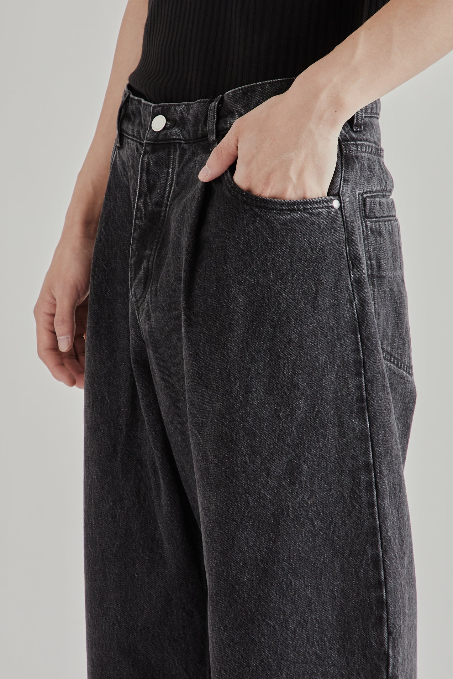 A Kind Of Guise SS26 Duma Pleated Denim Grey Denim0800
