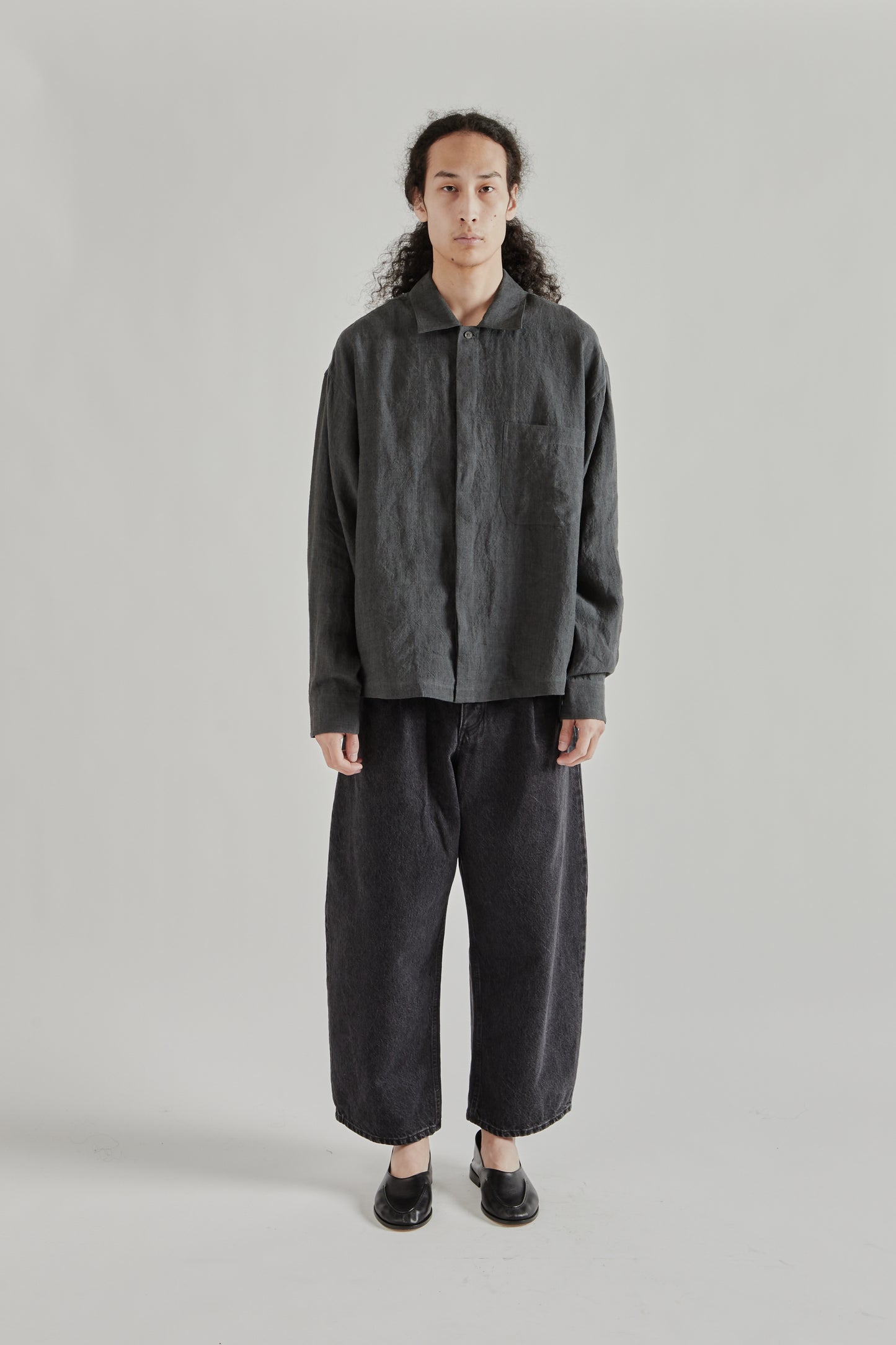 A Kind Of Guise SS26 Rumba Shirt Coal Linen0809
