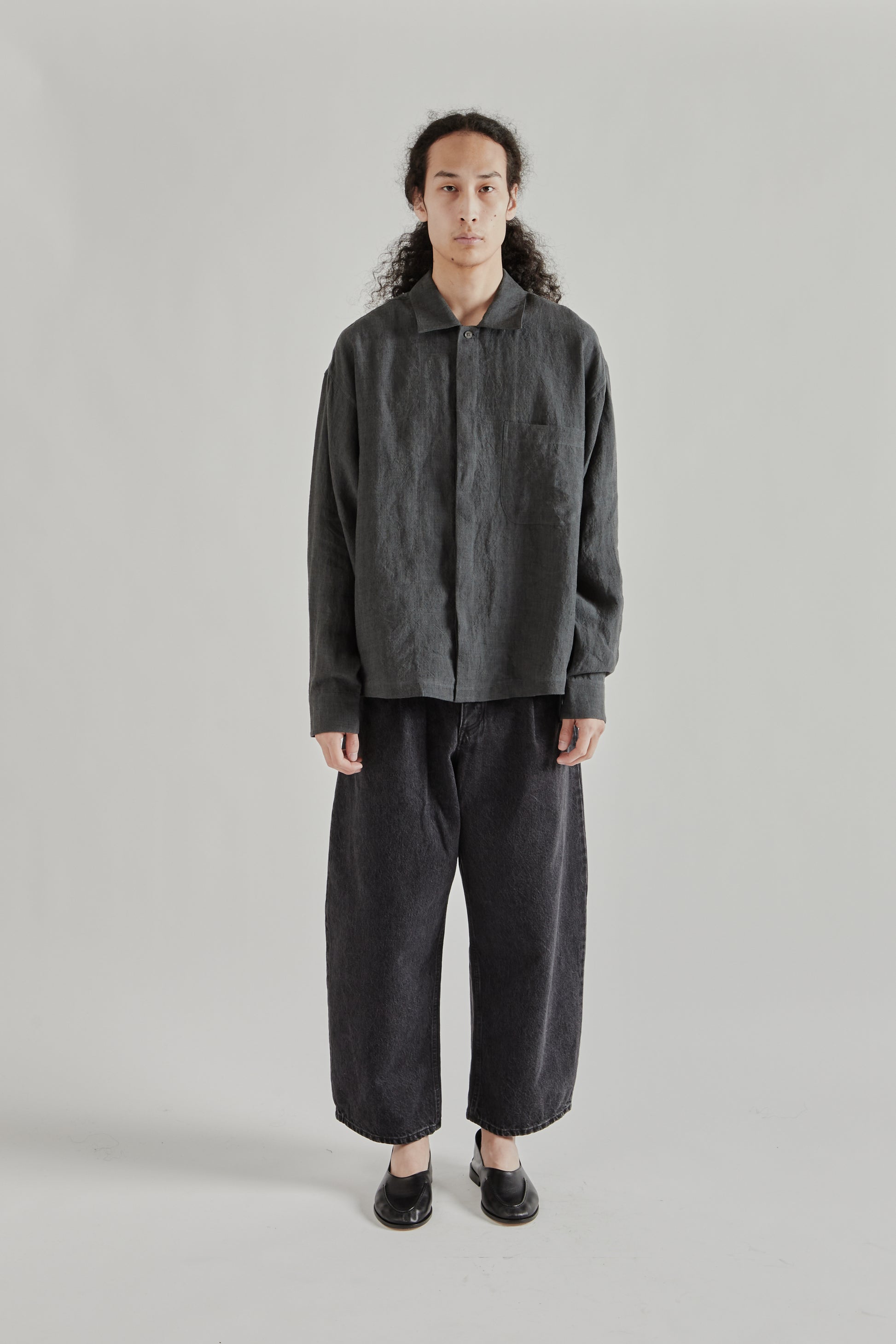 A Kind Of Guise SS26 Rumba Shirt Coal Linen0809