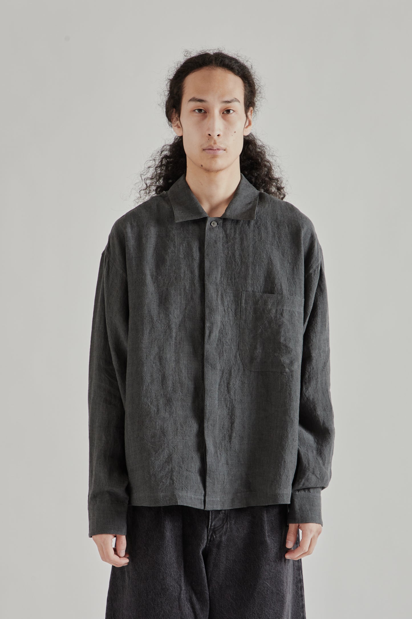 A Kind Of Guise SS26 Rumba Shirt Coal Linen0812