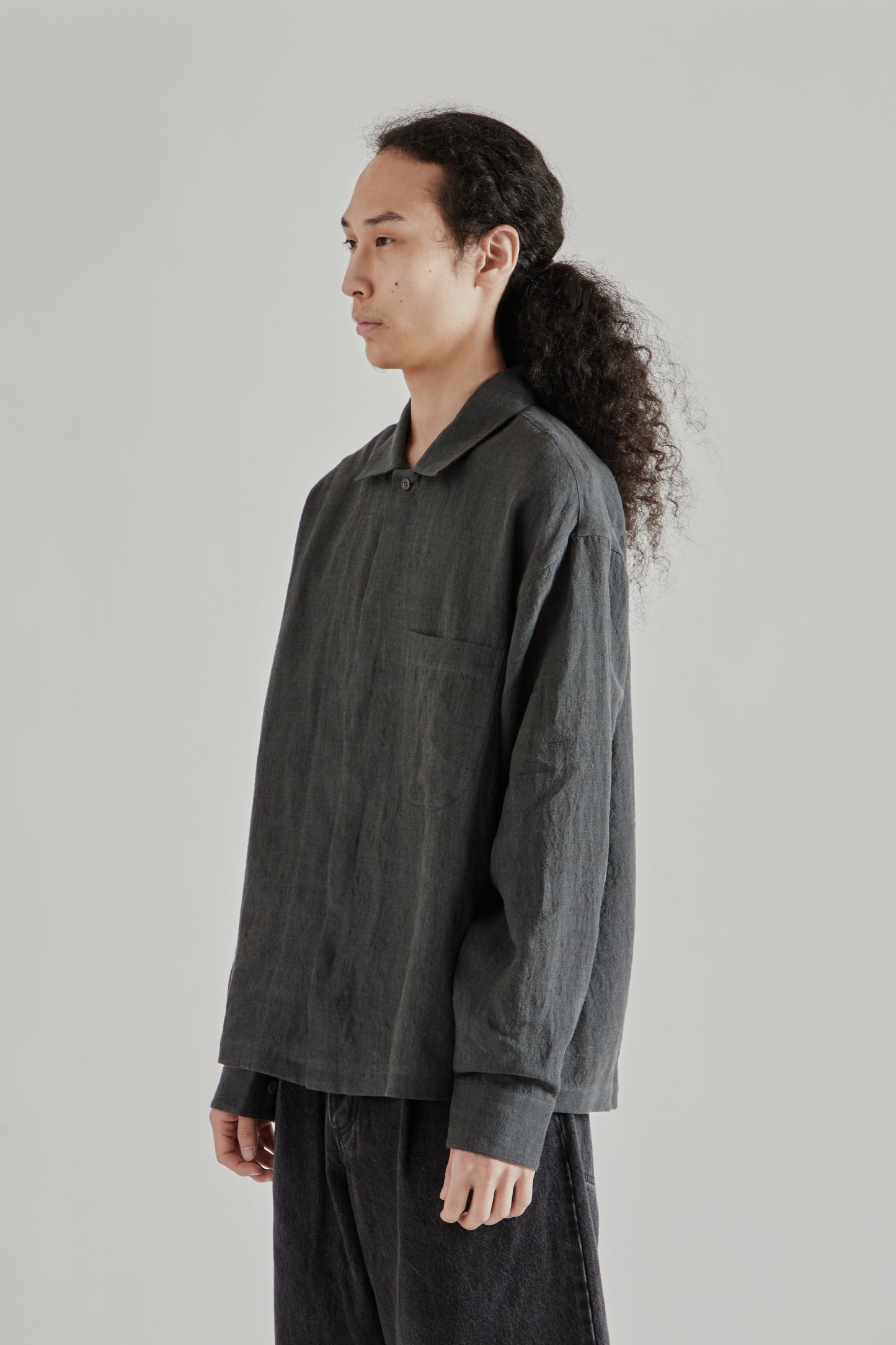 A Kind Of Guise SS26 Rumba Shirt Coal Linen0814