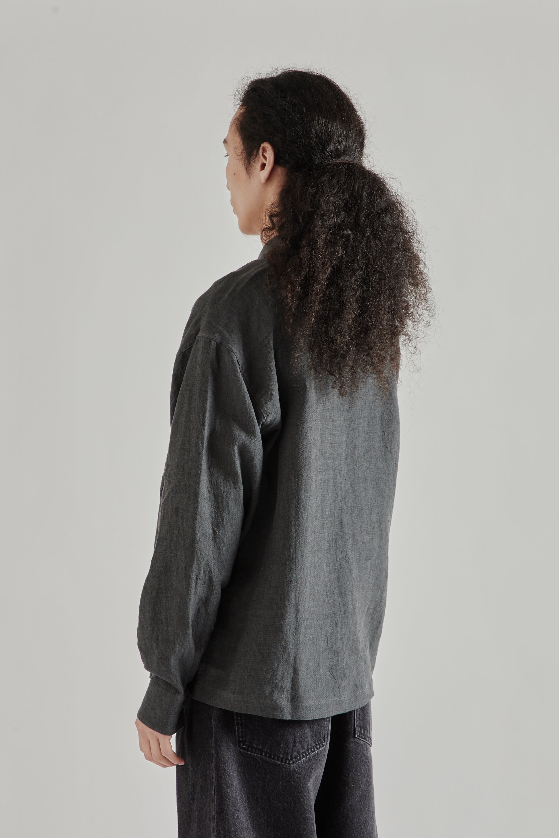 A Kind Of Guise SS26 Rumba Shirt Coal Linen0816