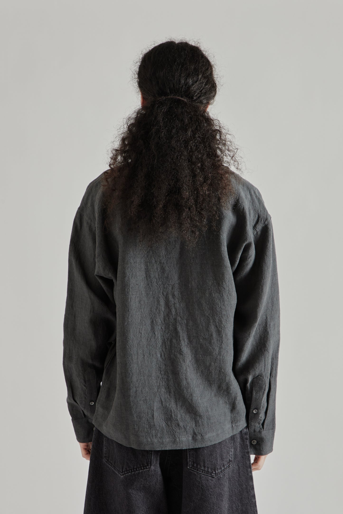 A Kind Of Guise SS26 Rumba Shirt Coal Linen0820