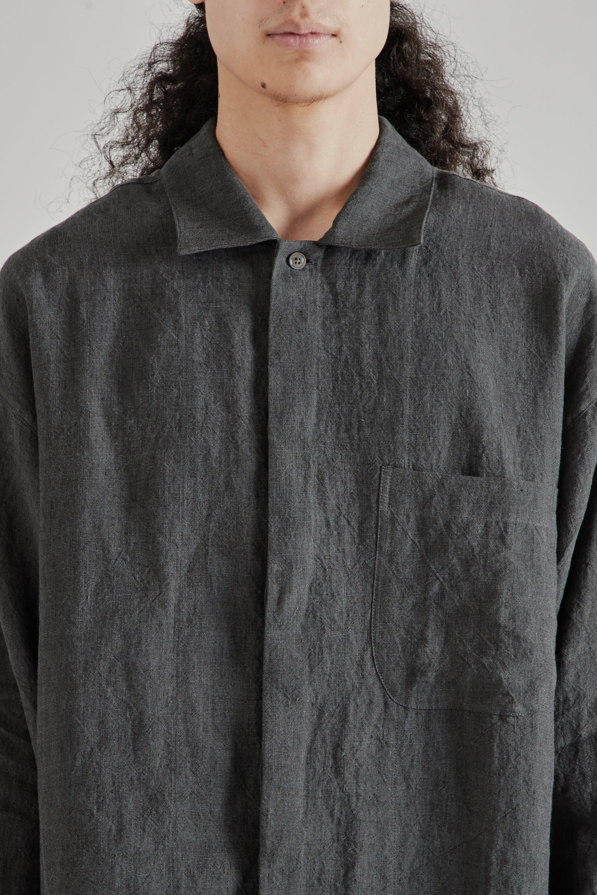 A Kind Of Guise SS26 Rumba Shirt Coal Linen0822