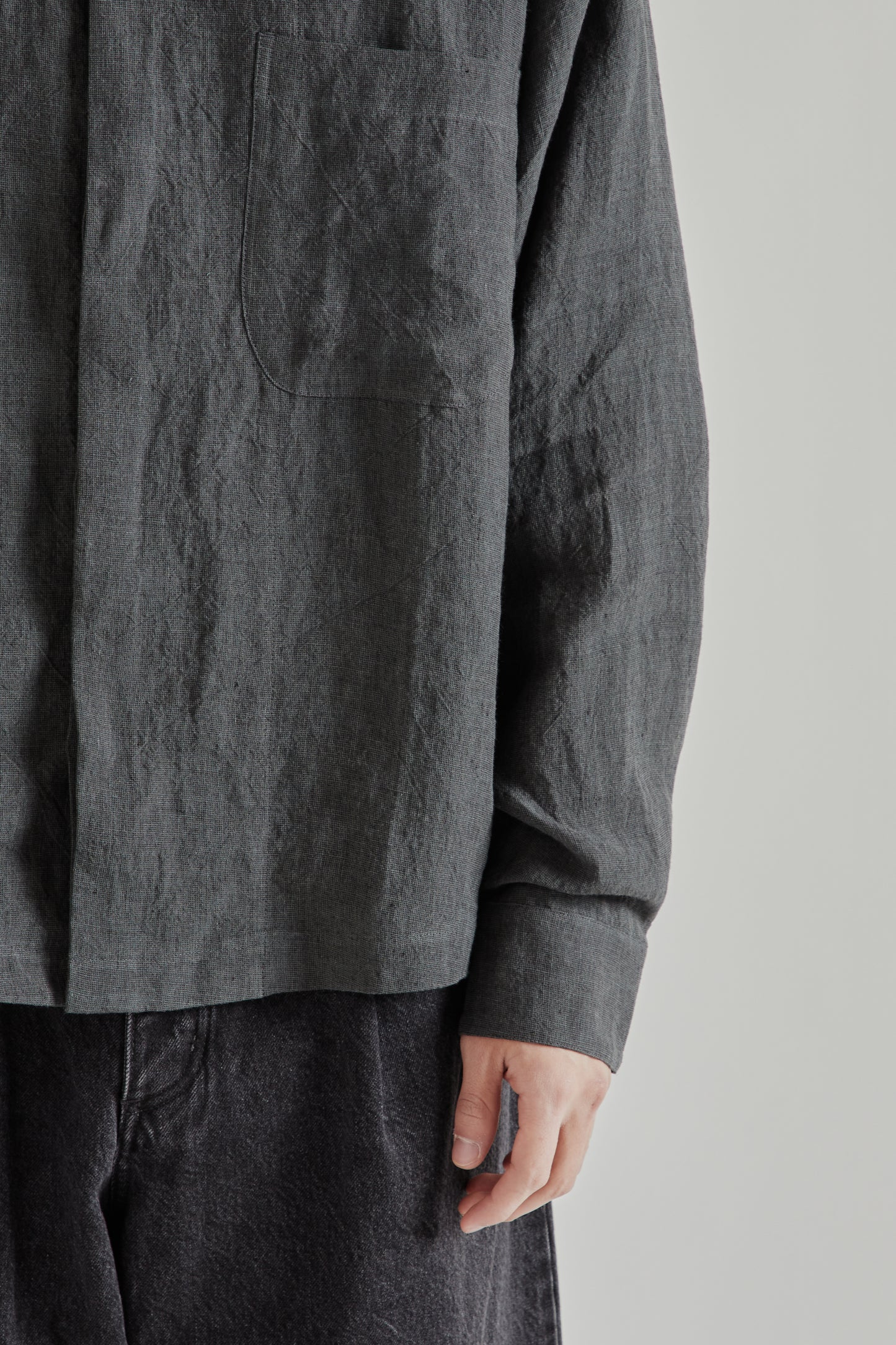 A Kind Of Guise SS26 Rumba Shirt Coal Linen0824