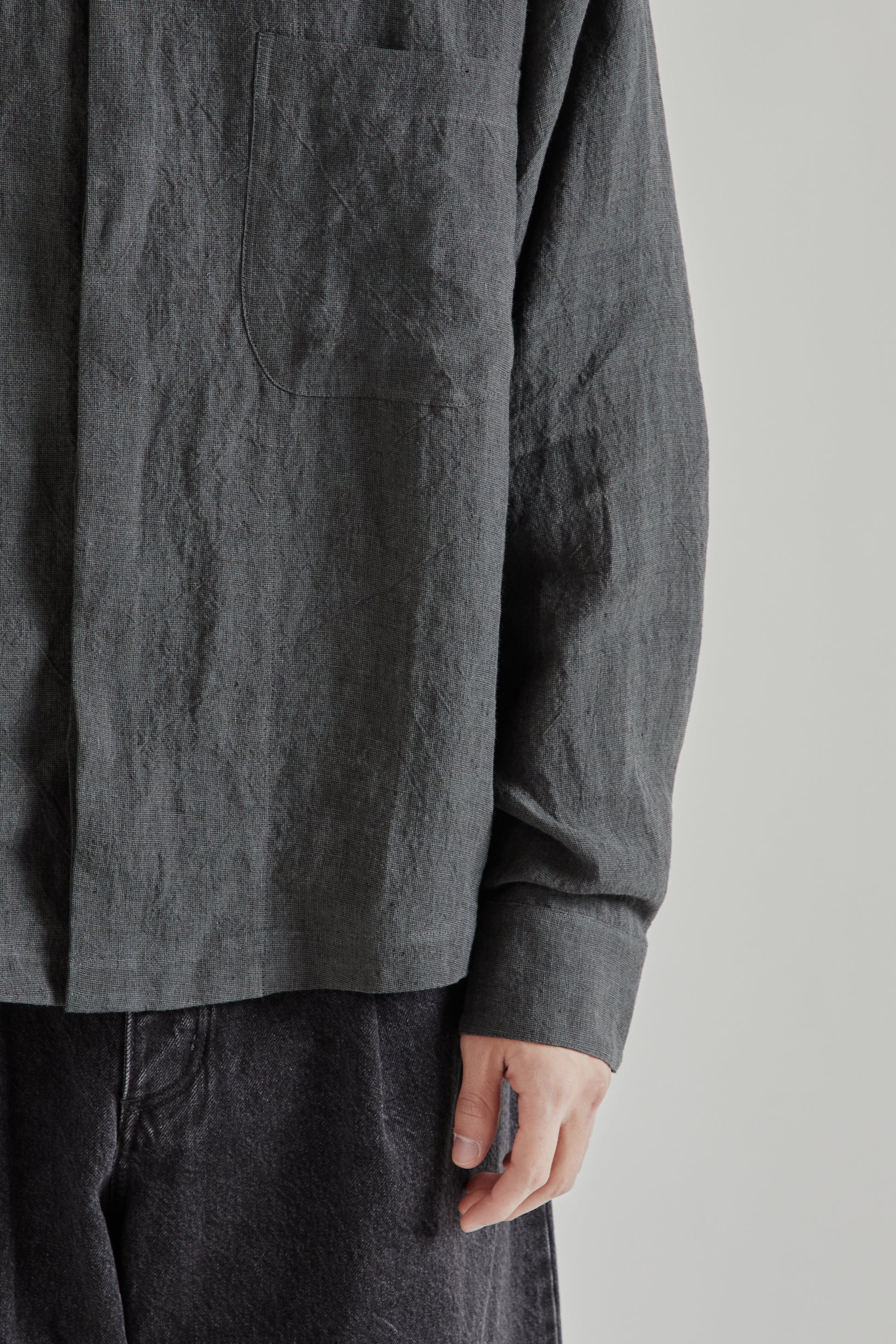 A Kind Of Guise SS26 Rumba Shirt Coal Linen0824