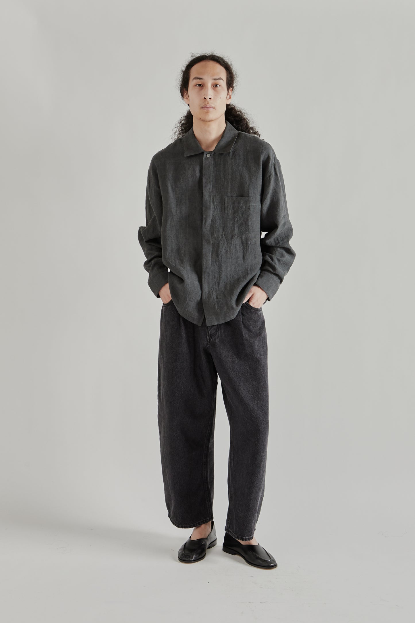 A Kind Of Guise SS26 Rumba Shirt Coal Linen0829