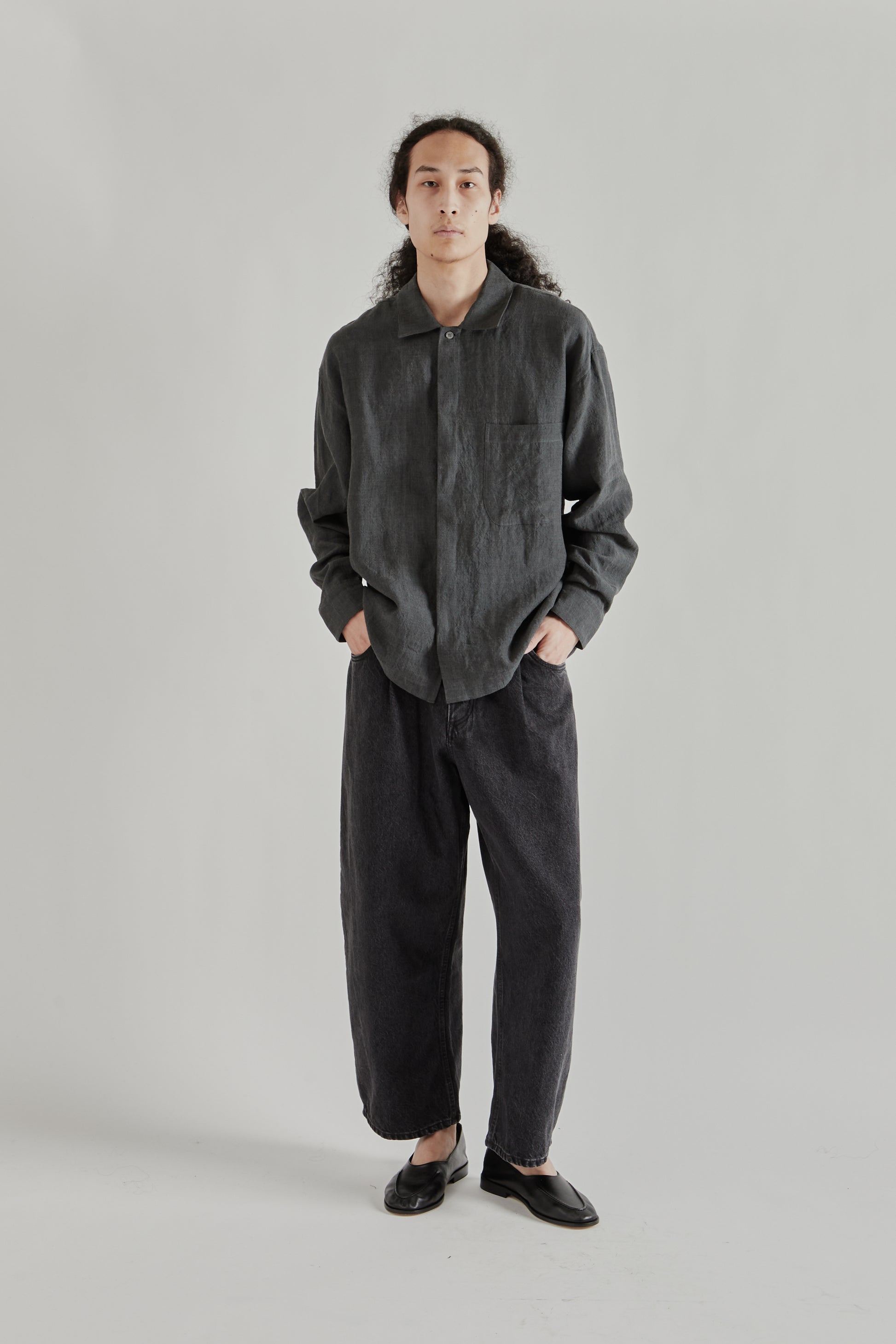A Kind Of Guise SS26 Rumba Shirt Coal Linen0829