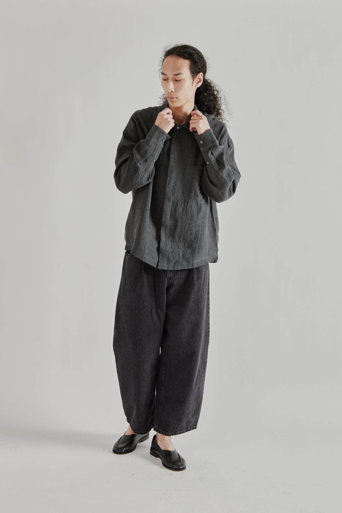 A Kind Of Guise SS26 Rumba Shirt Coal Linen0833