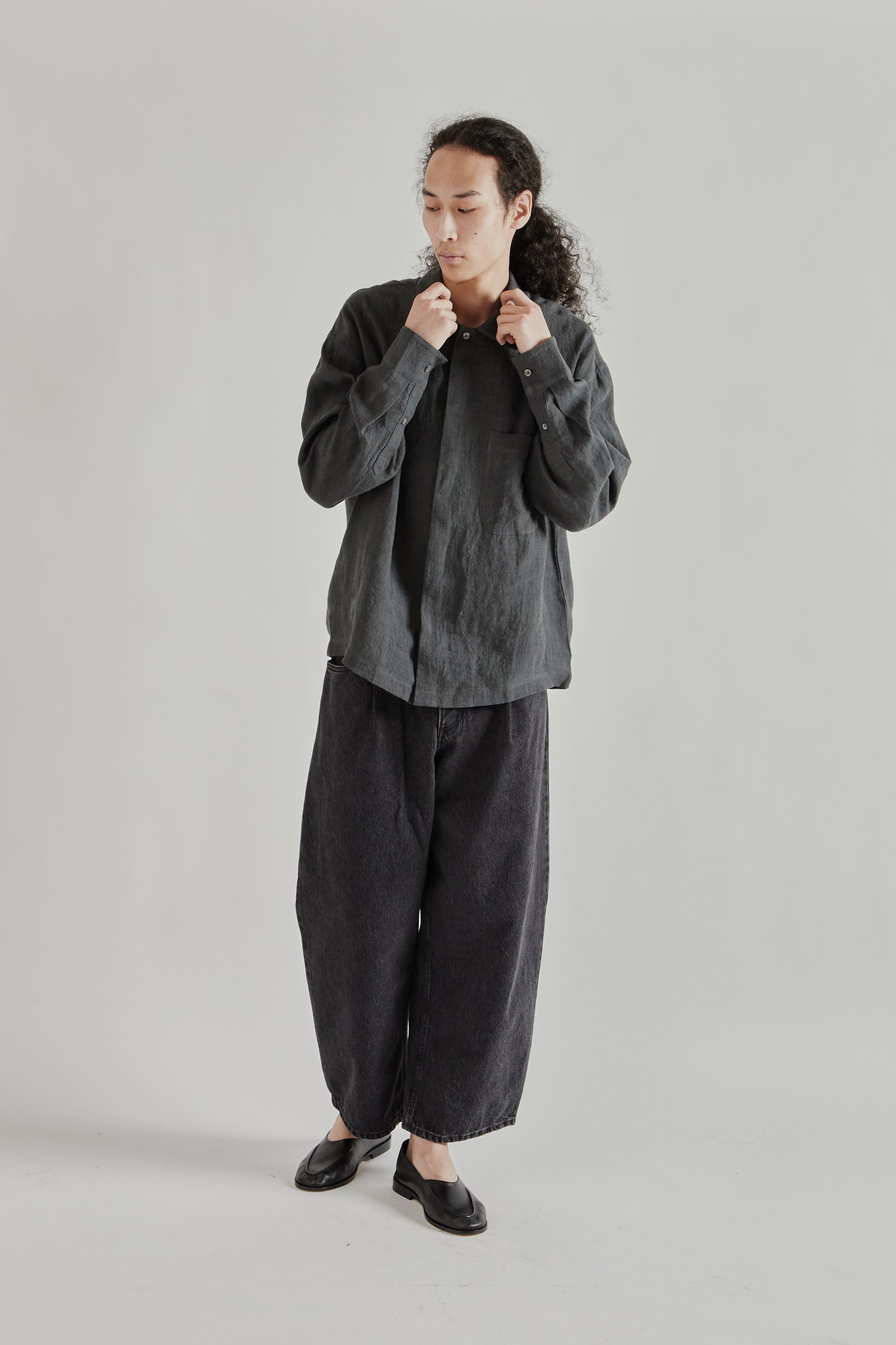 A Kind Of Guise SS26 Rumba Shirt Coal Linen0833