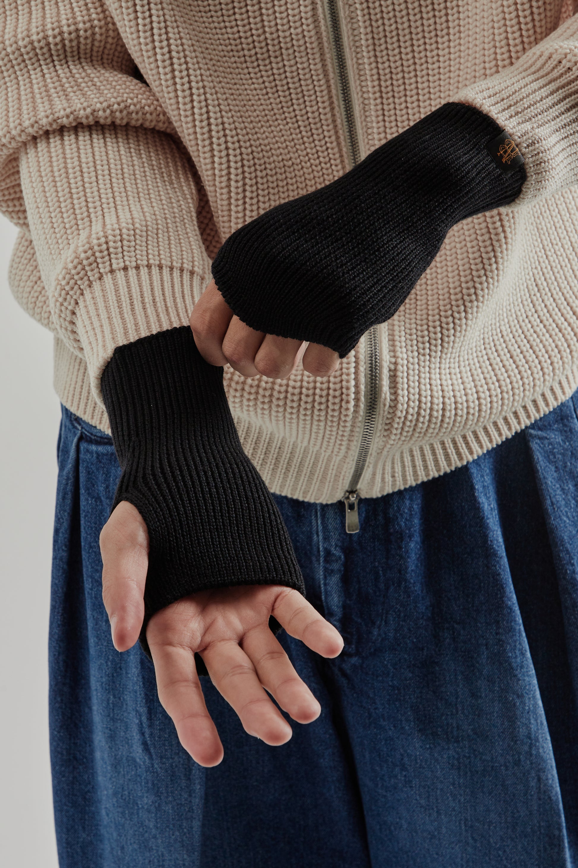 Batoner FW25 Solid Wool Hand Warmer Black 2