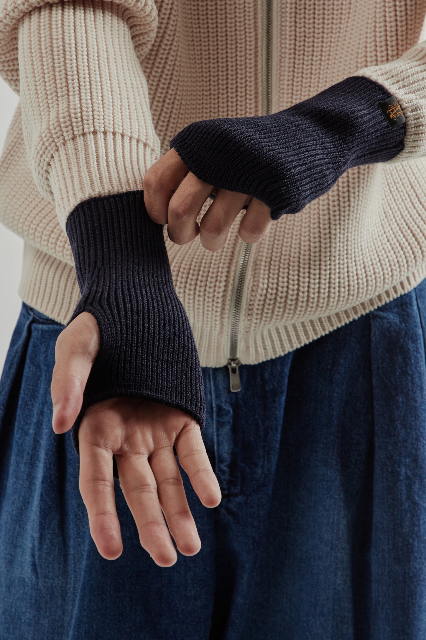 Batoner FW25 Solid Wool Hand Warmer Navy 2