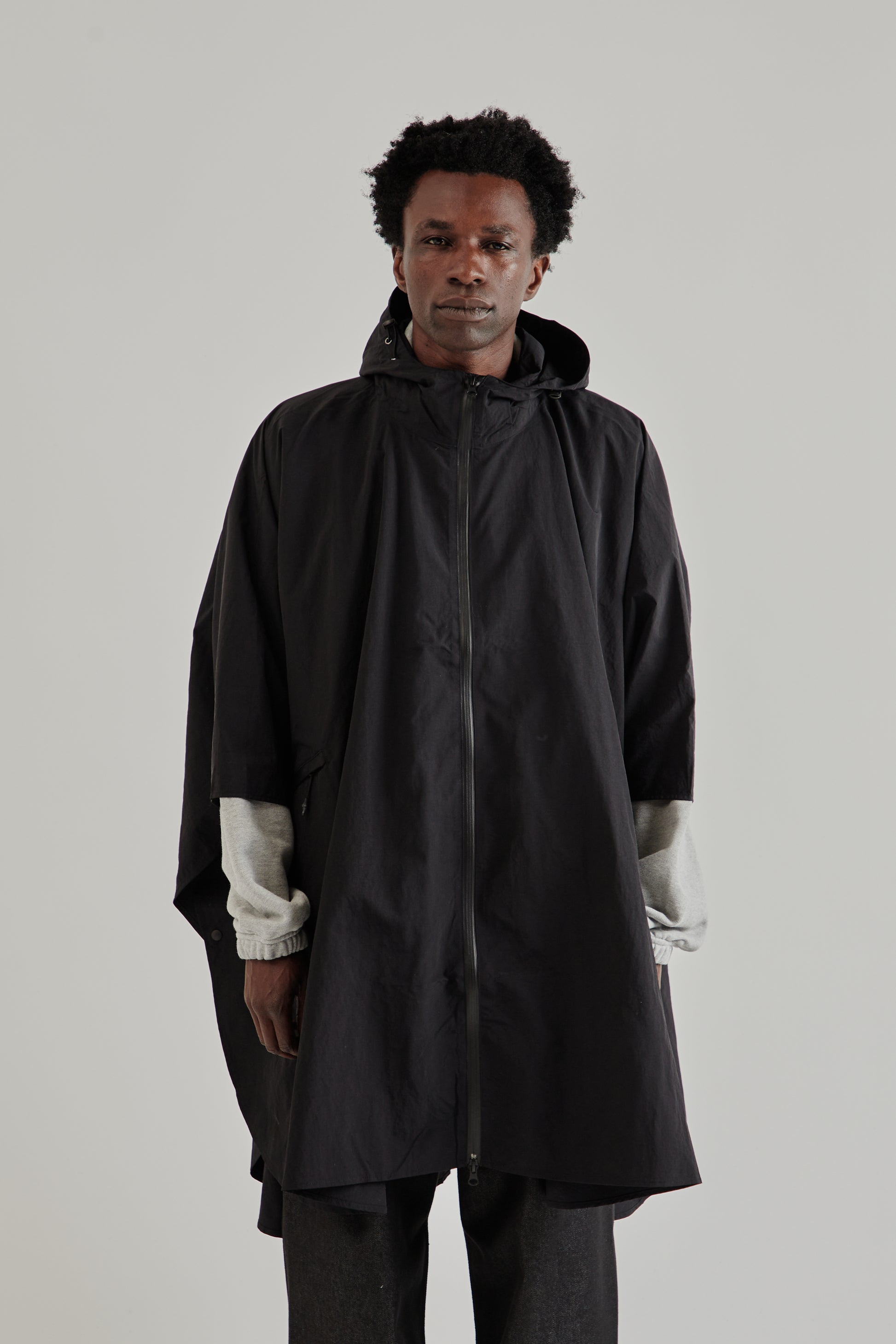 Estudio Niksen FW25 Niksen Storm Poncho Black2