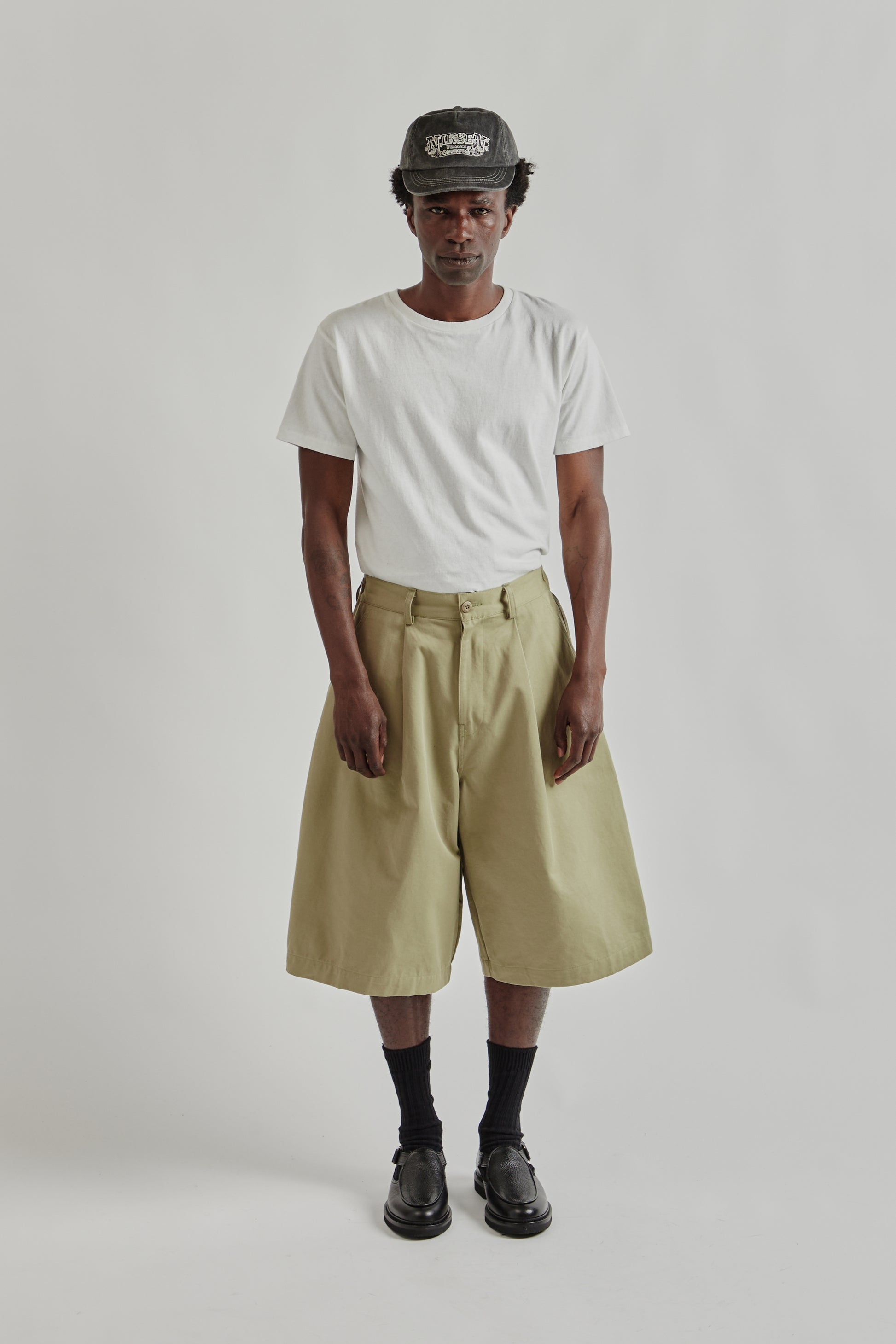 Estudio Niksen FW25 Pintuck Wide Shorts Khaki 1