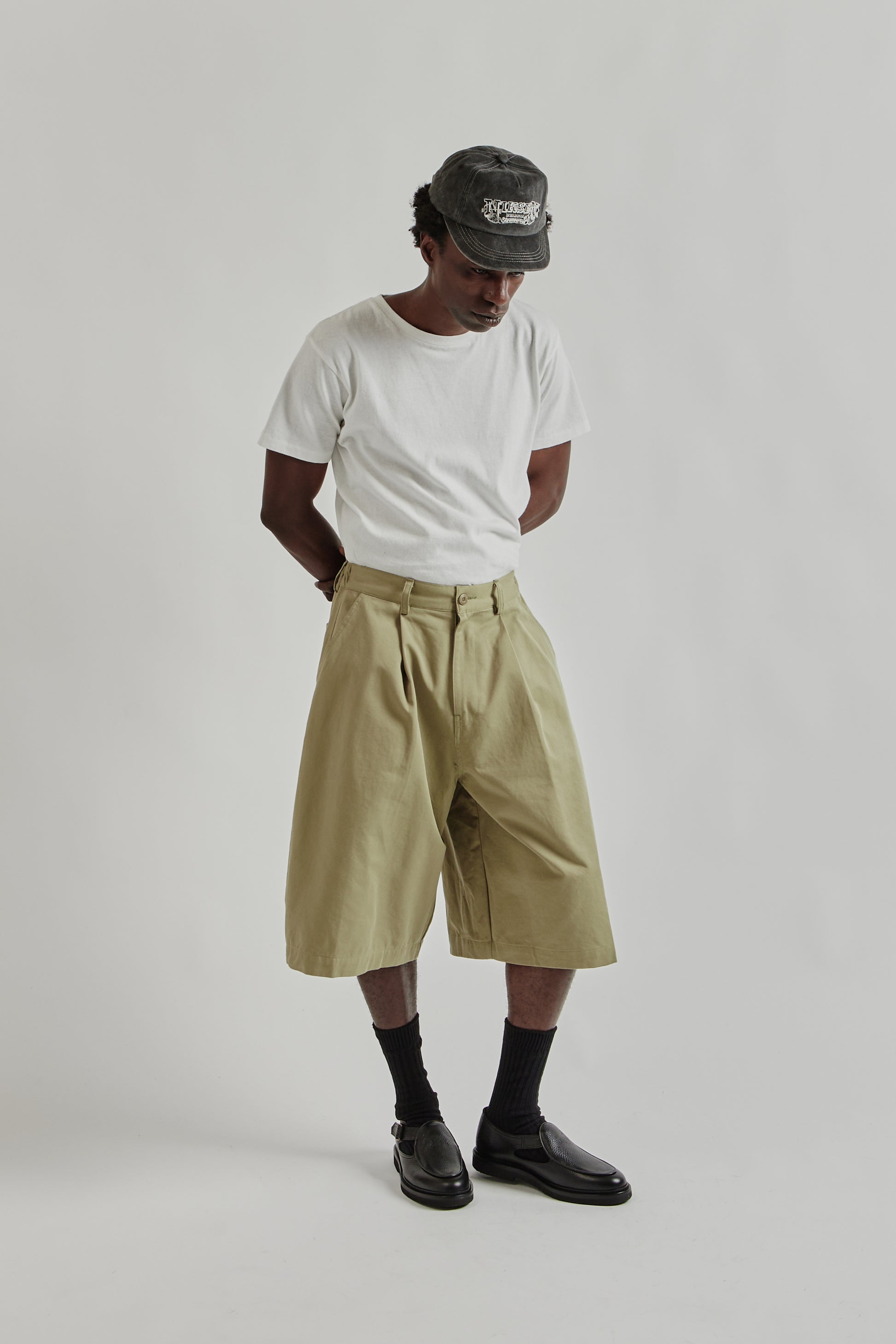Estudio Niksen FW25 Pintuck Wide Shorts Khaki 10