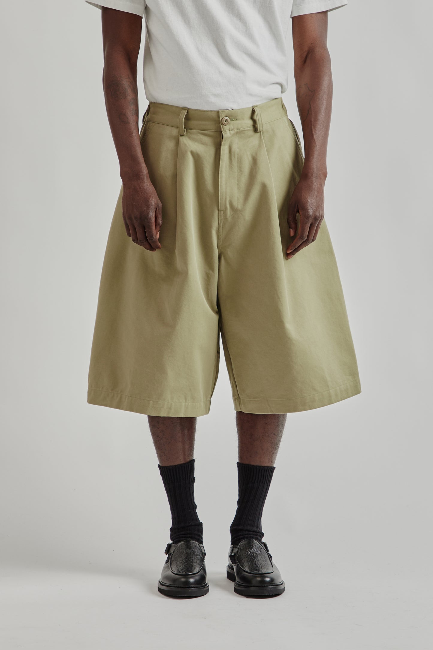 Estudio Niksen FW25 Pintuck Wide Shorts Khaki 2